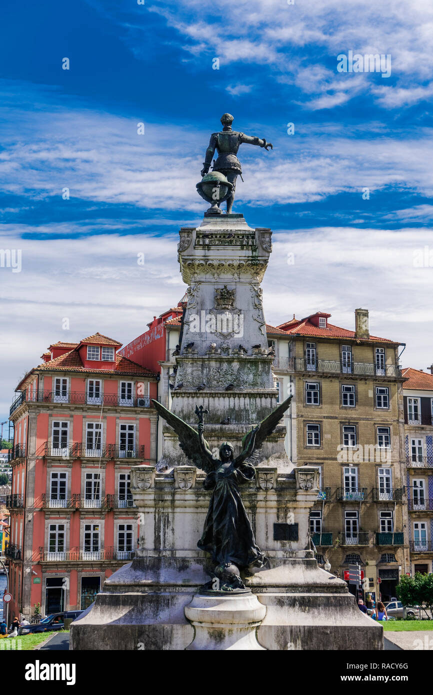 Statua del Principe Enrico il Navigatore (Monumento ao Infante Dom Henrique), sul monumento eretto nel 1894, il Palacio da Bolca, Porto, Portogallo, Europa Foto Stock