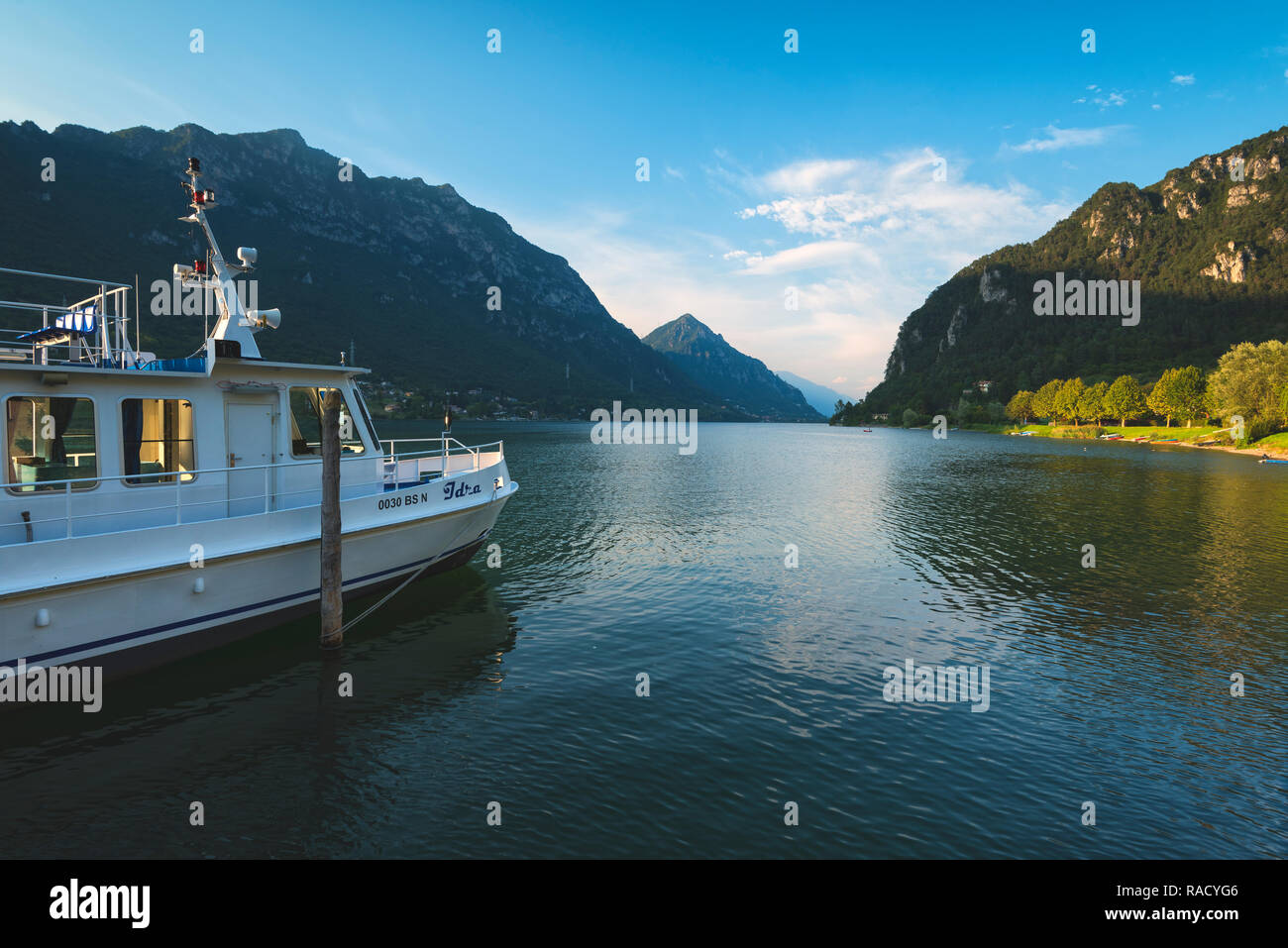 Barca sul Lago, Lago d'Idro, Valle Sabbia, provincia di Brescia, Lombardia, Italia, Europa Foto Stock