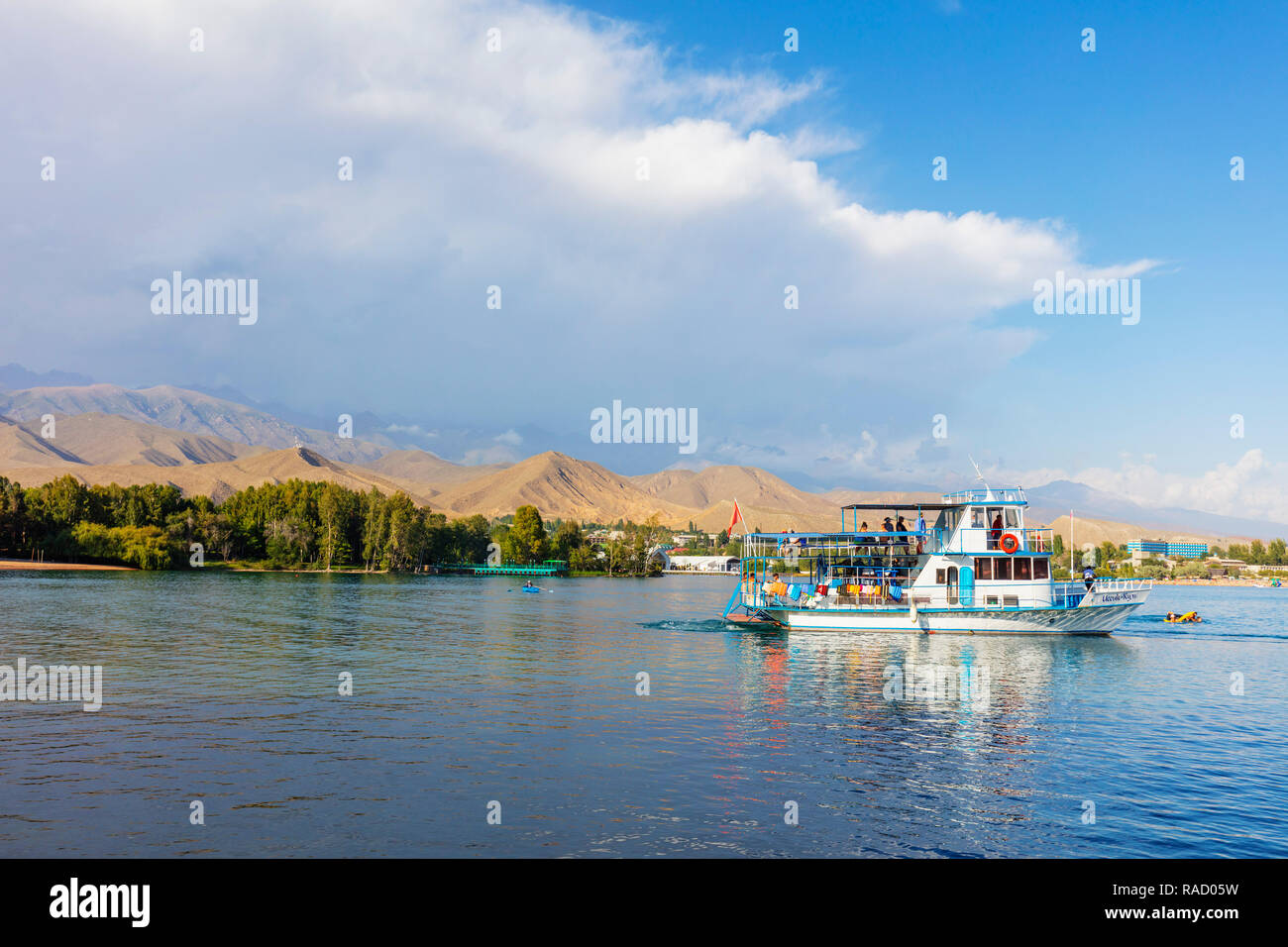 Cholpon Ata sulla spiaggia, sul lago Issyk Kol, Kirghizistan, Asia Centrale, Asia Foto Stock