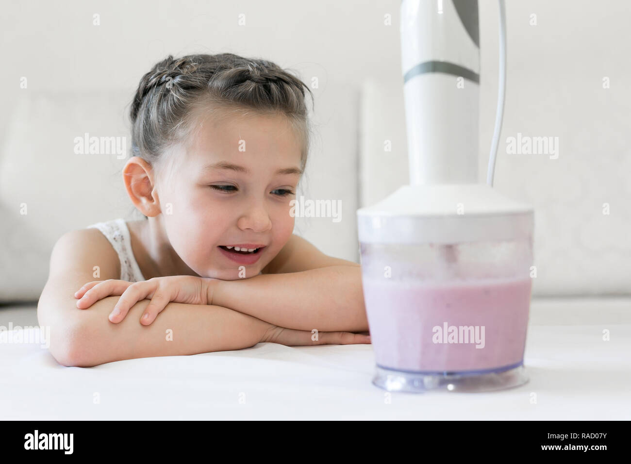 La ragazza sembra un mix di blender bacche, frutta e latte. Foto Stock