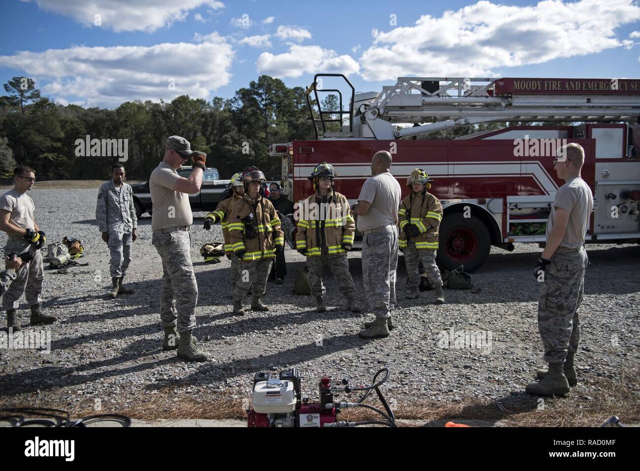 I membri di un medico di emergenza tecnico corso di aggiornamento, ascoltare le istruzioni definitive, durante il veicolo di formazione Extrication, gen. 13, 2017 a Moody Air Force Base, Ga. Gli studenti indossato la metà superiore dell'ingranaggio protettivo al riparo da eventuali detriti durante la formazione. Foto Stock