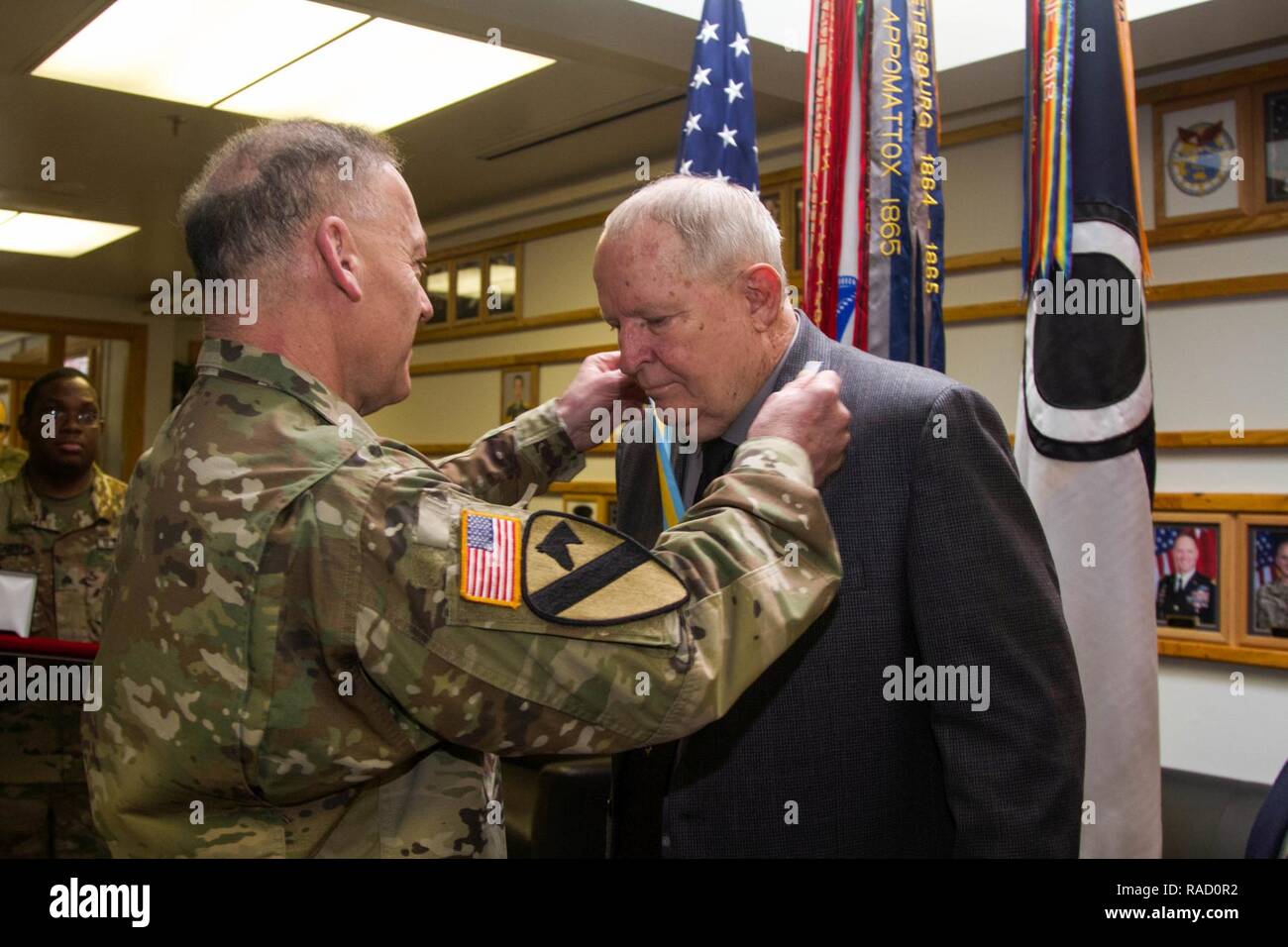 Lt. Gen. Steve Lanza, Comandante generale del mio corpo con sede a JBLM, presenta Col(r) Frank Adams, pensionato Ufficiale di fanteria con gli Stati Uniti Esercito, con il fine di Saint Maurice, gennaio 24 a JBLM. Adams è stato premiato con il fine di Saint Maurice per il suo ruolo in qualità di guida per entrambe le attuali ed ex ufficiali militari. Esso è il più alto onora un fante può ricevere dalla fanteria Nazionale Associazione. Foto Stock