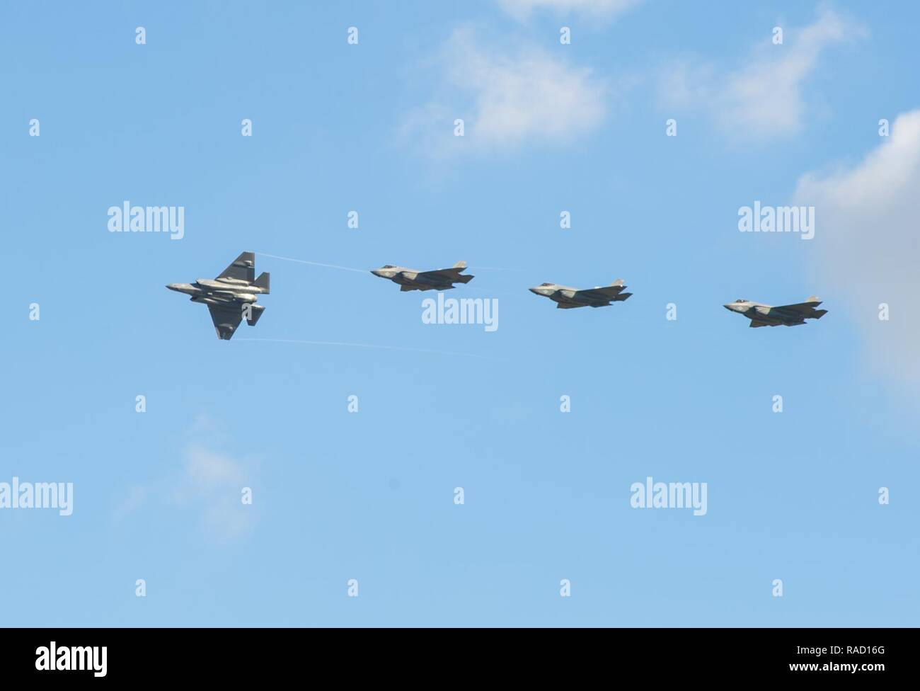 LEMOORE, California (Gen. 25, 2017) quattro F-35C Lightning II joint strike fighter vola in formazione su Naval Air Station Lemoore. La F-35C migliorerà la flessibilità, la proiezione di potenza e funzionalità di sciopero del carrier aria ali e joint task forces. Foto Stock