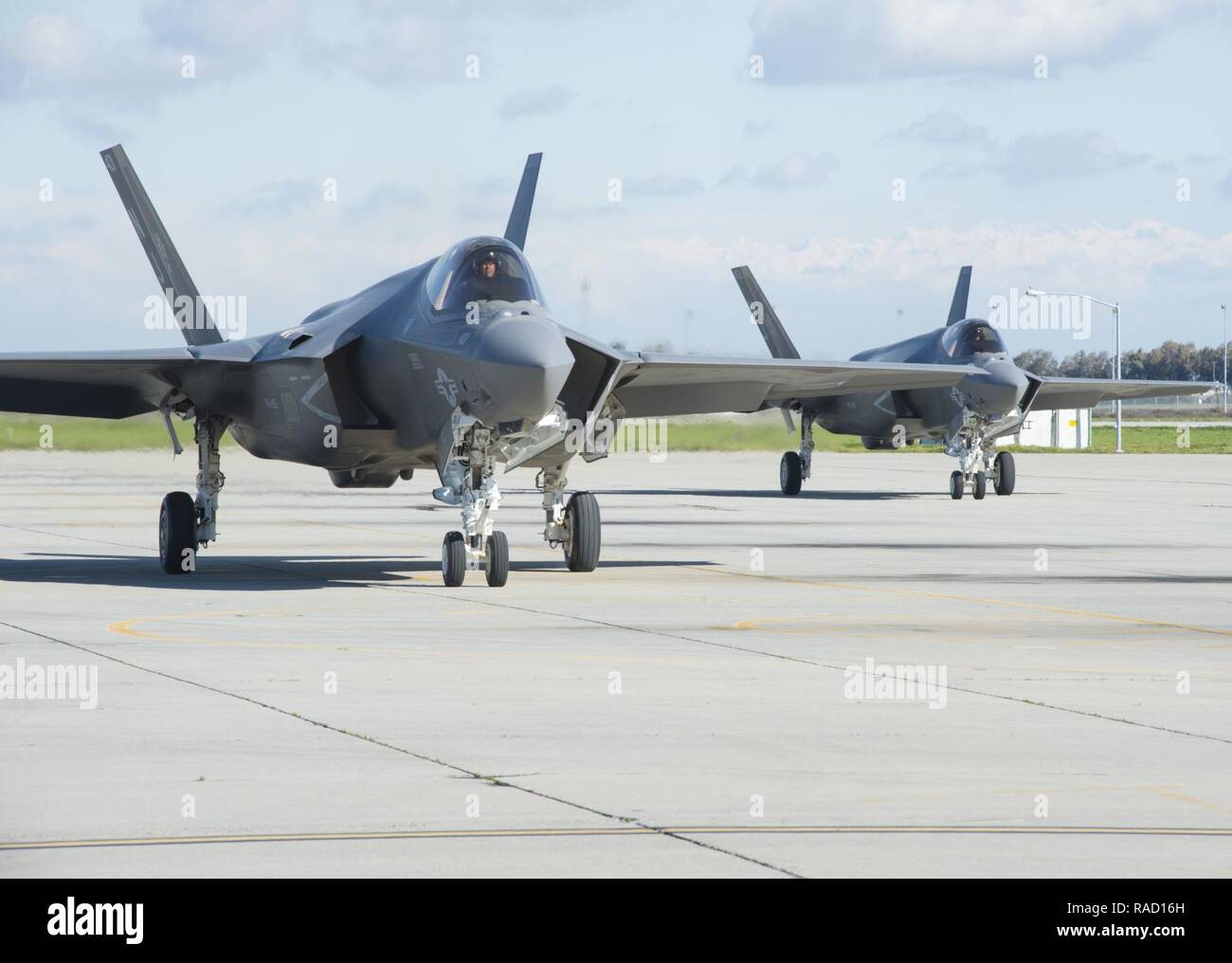 LEMOORE, California (Gen. 25, 2017) F-35C Lightning II joint strike fighter aircraft taxi in tutta la linea di volo a Naval Air Station Lemoore. La F-35C migliorerà la flessibilità, la proiezione di potenza e funzionalità di sciopero del carrier aria ali e joint task forces. Foto Stock