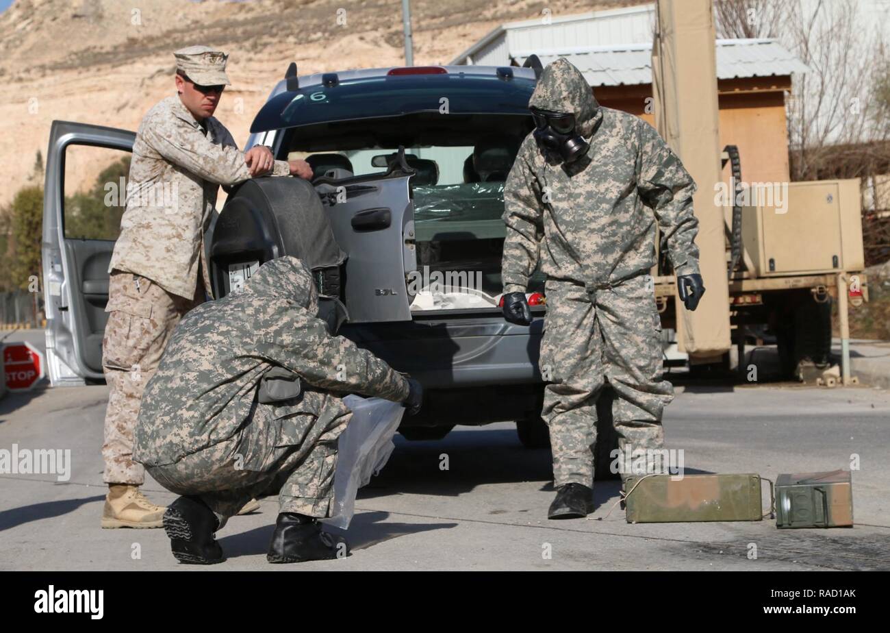 Stati Uniti Il personale marino Sgt. Tim Thompson, un esplosivo ordinanza tecnico (EOD) osserva la Giordania delle Forze Armate - esercito arabo (JAF) chimici, biologici, radiologici e nucleari (CBRN) specialisti come si preparano per fissare "contaminata" gli elementi durante un esercizio CBRN a gennaio 18, 2017, ad una base militare nei pressi di Amman, Giordania. L'esercizio ha fornito la possibilità per i membri del servizio dalla U.S. Esercito centrale, U.S. Marines e JAF a lavorare insieme su esecuzione di contro-munizioni inesplose e tecniche CBRN e maggiore interoperabilità tra nazioni e servizi fornendo al contempo un opportunità di excha Foto Stock