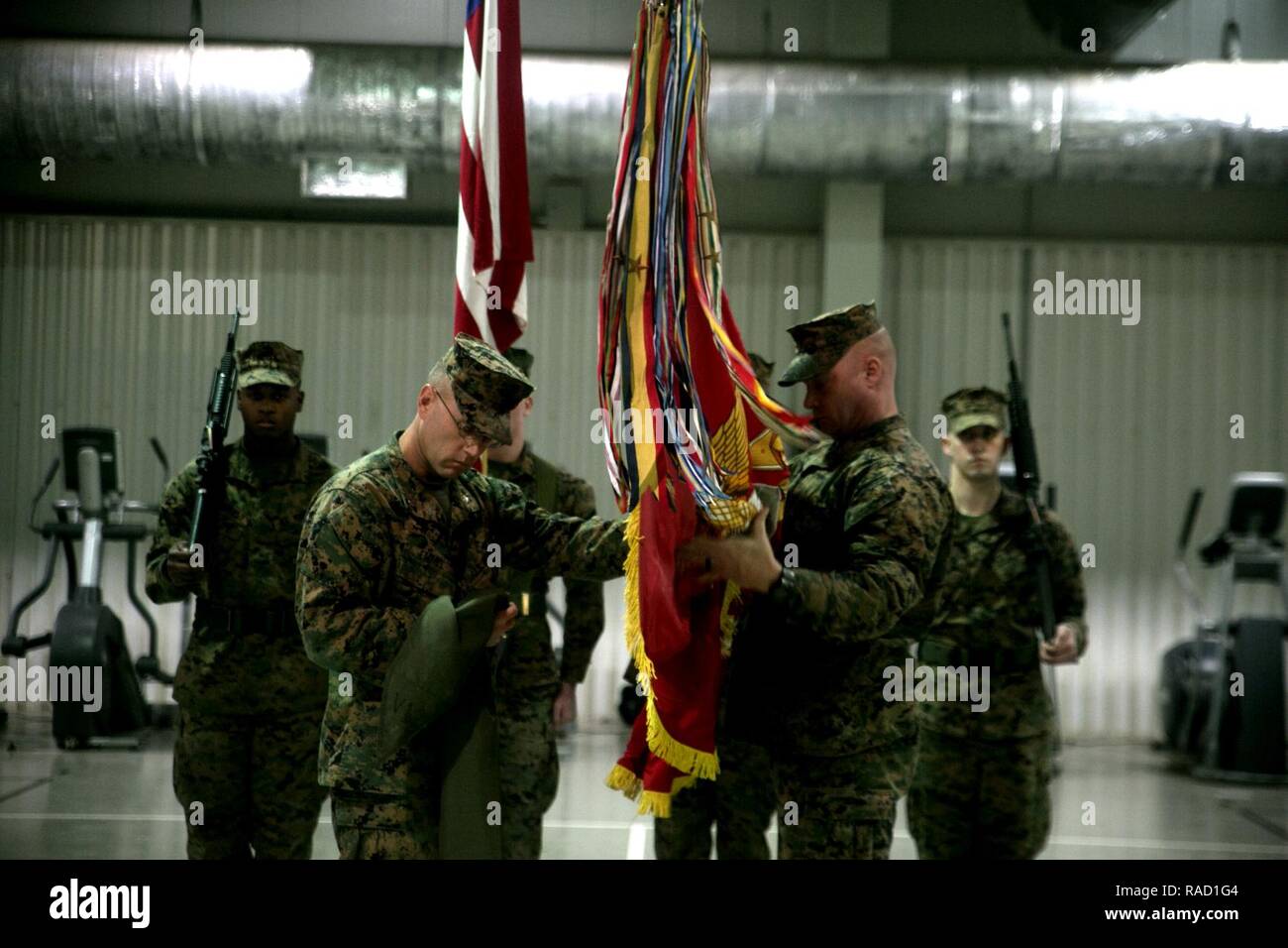 Lt. Col. David Emmel e Sgt. Il Mag. Paolo Crawford svelano il Primo Battaglione, 2° Reggimento Marine dei colori durante il trasferimento di autorità cerimonia su Mihail Kogalniceanu Air Base, Romania, Gennaio 26, 2017. BSRF 16.2 è stato attenuato mediante BSRF 17.1 dopo i sei mesi di distribuzione che includevano operazioni con 14 nazioni partner in Europa. Emmel e Crawford sono il comandante e il sergente maggiore di BSRF 17.1. Foto Stock