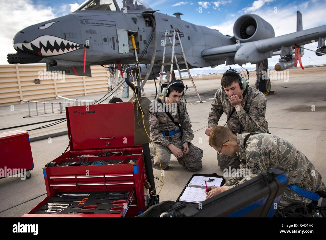 Avieri da 74a manutenzione aeromobili unità manutenzione documento hanno completato su un A-10C Thunderbolt II durante la Green Flag-West 17-03, 23 gennaio, 2017, presso la Base Aerea Militare di Nellis Nev. GFW è un aria-terra di combattimento integrazione di esercitazione, che ha ospitato 12 A-10s da Moody Air Force Base, Ga. Accompagnano i velivoli sono stati 130 il personale di manutenzione che hanno lavorato tutto il giorno per il lancio di 18 sortite al giorno. Foto Stock