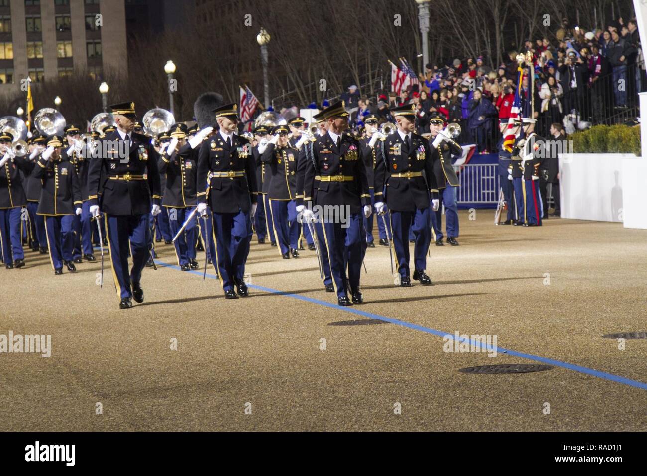 1° Battaglione, 3d U.S. Reggimento di Fanteria (la vecchia guardia) commander, Lt. Col. Jody Shouse, conduce la sua personale come essi eseguire "occhi" di destra al Presidente del riesame di stand durante la 58th presidenziale Parata inaugurale a Washington, 20 gennaio, 2017. Come la nazione del Premier unità cerimoniale, i soldati della vecchia guardia forniti di musical e di cerimoniale di supporto durante il 2017 inaugurazione presidenziale per onorare il quarantacinquesimo Presidente degli Stati Uniti. Foto Stock