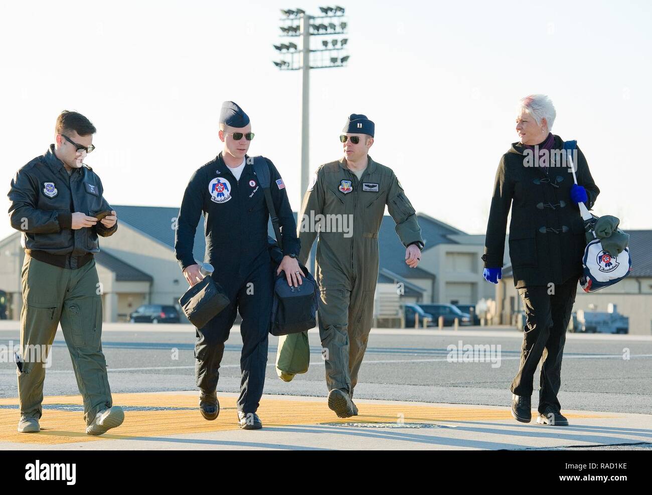 Il cap. Michael Knapp, 3° Airlift Squadron pilota; Staff Sgt. Todd Hughes, Tactical Aircraft manutentore; Capt. Erik "Speedy" Gonsalves, U.S. Air Force Thunderbirds anticipo pilota/narratore; e Dawne Nickerson-Banez, 436th Airlift Wing Public Affairs impegno nella comunità capo a piedi fuori di Thunderbird 8, un F-16 Fighting Falcon, 25 gennaio, 2017, alla Dover Air Force Base, Del. Gonsalves e Hughes ha visitato Dover AFB come parte della loro prevista nove-base, quattro giorni di viaggio prima di tornare alla Nellis Air Force Base, Nev. Foto Stock