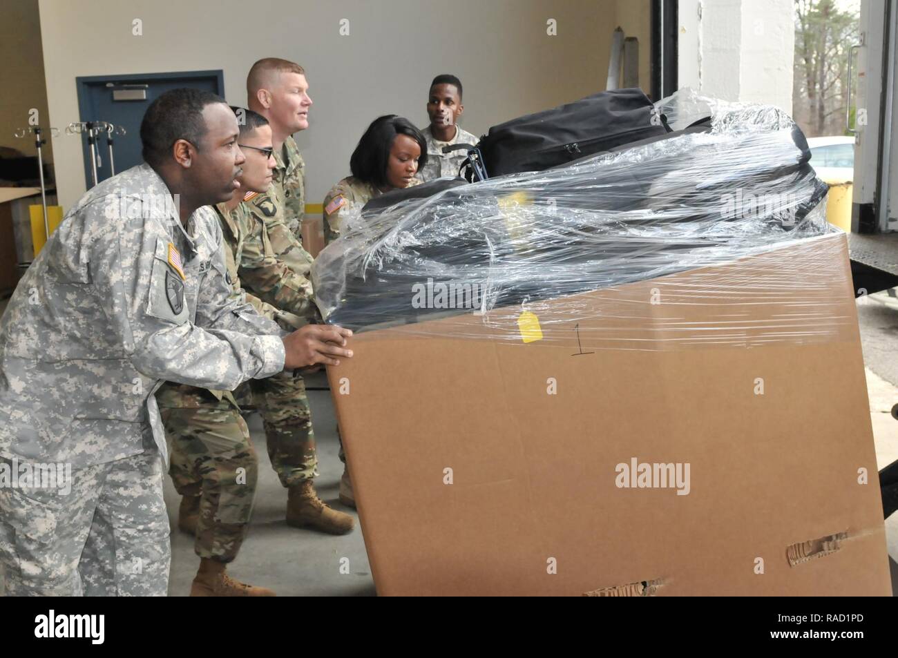 I soldati assegnati alla riserva di esercito Comando medici e il Fort Belvoir Comunità Ospedale, assemblaggio dei materiali di consumo medicali per stazioni di aiuto per essere utilizzato nella regione del Campidoglio per trattare potenzialmente servicemembers, famiglie e per il pubblico in generale che frequentano le attività inaugurale. Da sinistra a destra: Sgt. John Void, PFC. Uriel Rivera, Sgt. 1. Classe Michael Bennett, SPC. Isabel Kasabiti e Staff Sgt. Raheem Scott. Foto Stock
