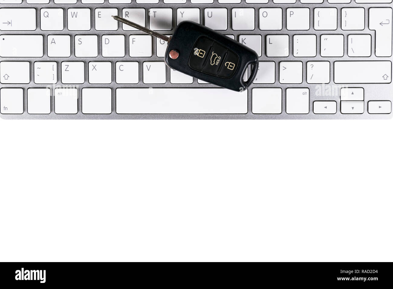 Ambienti aziendali con tastiera wireless, chiavi auto su sfondo bianco. Scrivania da ufficio con copia spazio. Spazio vuoto per il testo Foto Stock