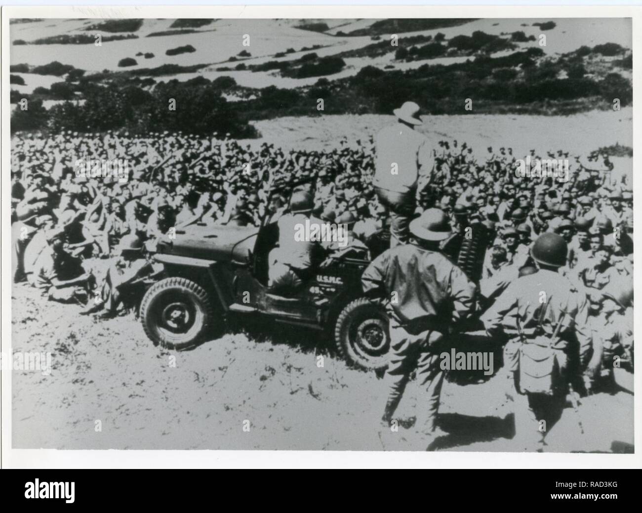 MGen Giuseppe Fegan, CG, Camp Pendleton, parla di Marines all'arrivo a Camp Pendleton dal Camp Elliott (San Diego, CA) - Settembre 1942 Foto Stock