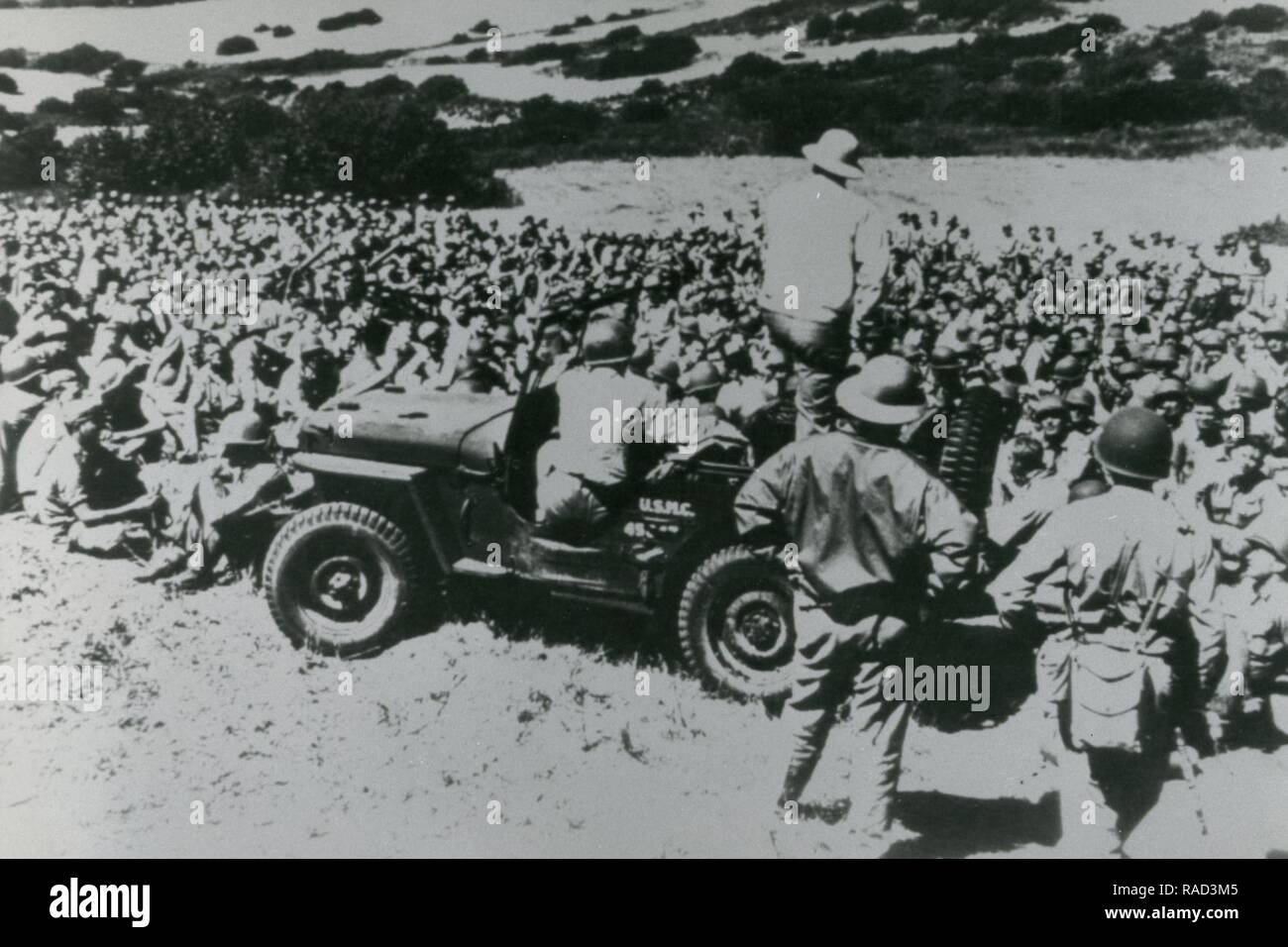MGen Giuseppe Fegan, CG, Camp Pendleton, parla di Marines all'arrivo a Camp Pendleton dal Camp Elliott (San Diego, CA) - Settembre 1942 Foto Stock