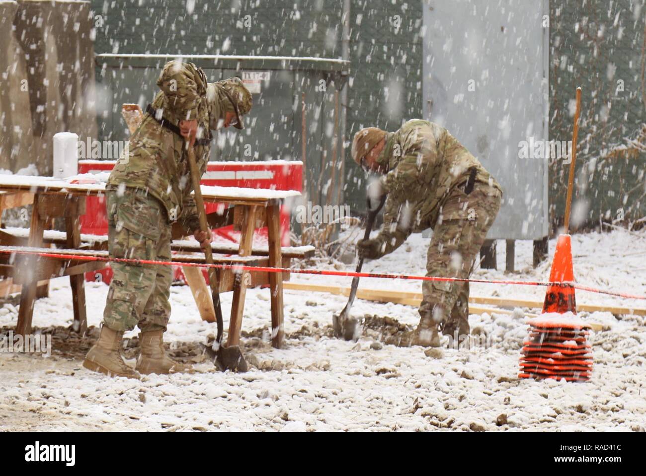 Aviosuperficie di Bagram, Afghanistan-soldati assegnato al plotone di sicurezza, sede e Sede Società, truppe speciali battaglione, 1a divisione di cavalleria sostegno deciso supporto brigata, effettuare misure di sicurezza a Bagram Airfield, Afghanistan, indipendentemente dalle condizioni atmosferiche. Foto Stock