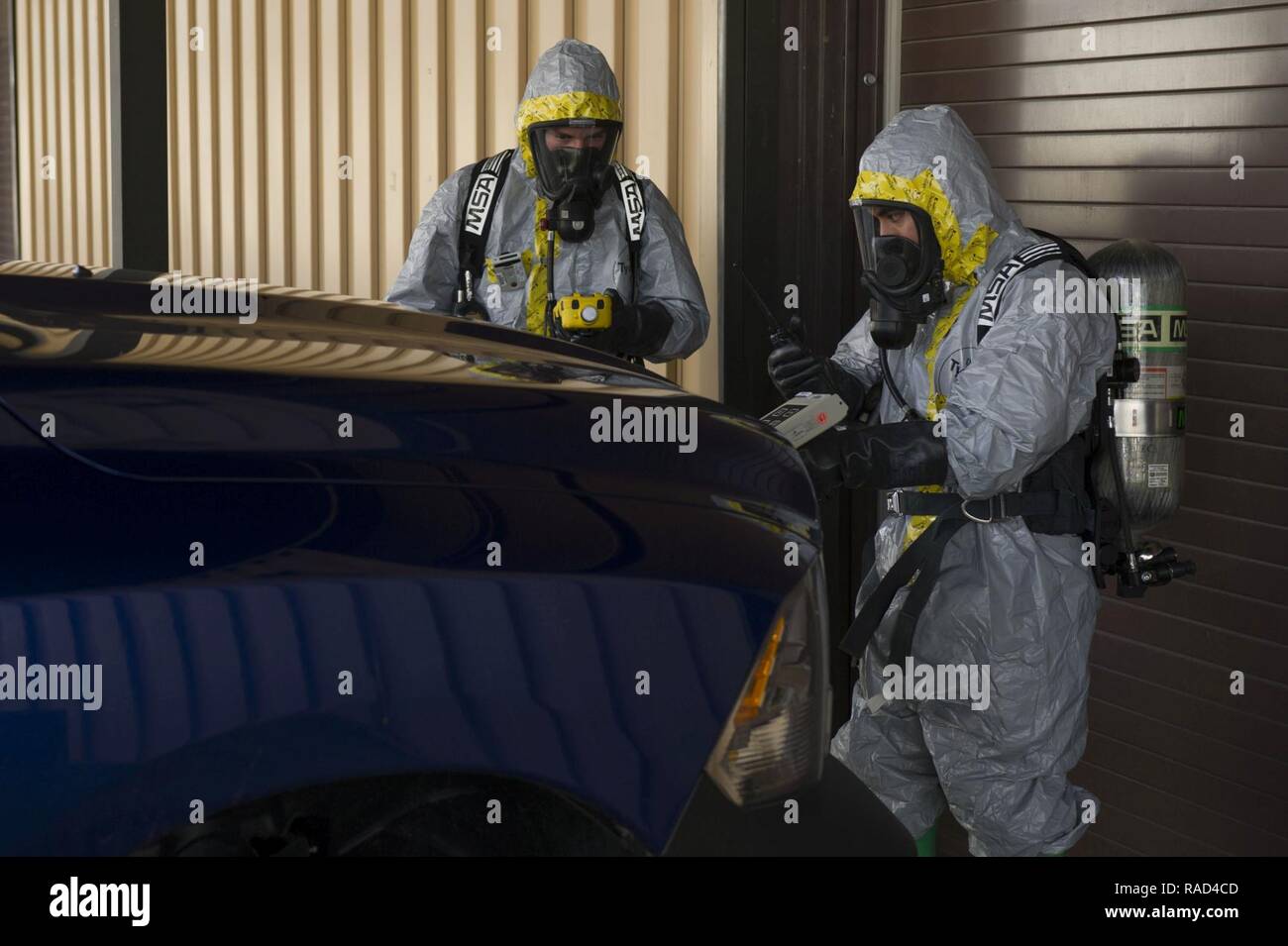 Il personale Sgt. Andre Aguilar e Airman 1. Classe Branden fecce dal 779th medicina aerospaziale squadriglia di volo Bioenvironmental esaminare un carrello come rispondono al sito di una sostanza sconosciuta durante un materiale pericoloso esercizio a base comune Andrews, Md., Gen18, 2017. Il volo conduce alla formazione di routine di rimanere efficienti e pronto a rispondere a un avviso di momenti. Foto Stock