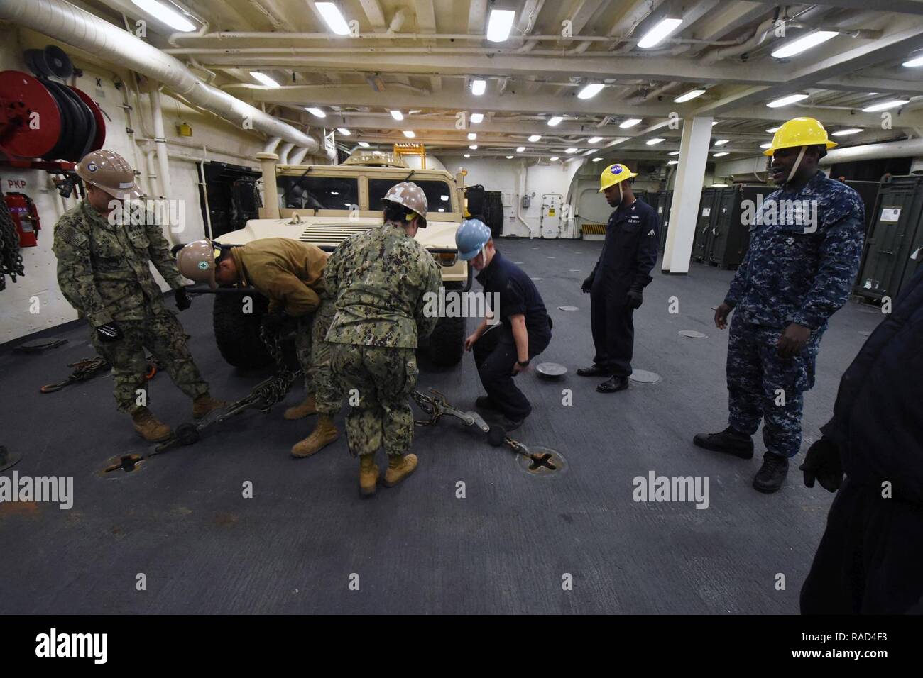 PORT HUENEME, California (Gen. 26, 2017) - velisti assegnati alla sezione di coperta a bordo di trasporto anfibio dock nave USS San Diego (LPD 22) treno velisti assegnati alla Naval Mobile Battaglione di costruzione (NMCB) 4 come proteggere le attrezzature pesanti per il deck utilizzando piagnistei. San Diego e costruzione navale gruppo (NCG) 1 ha partecipato a un supporto per la difesa delle autorità civili (DSCA) esercizio di carico (LOADEX) presso la base navale di contea di Ventura per fornire la familiarizzazione e formazione per sbarco operazioni di preparazione in caso di calamità naturali. Foto Stock