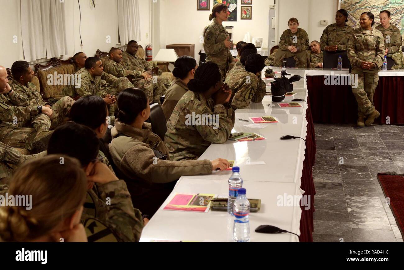 Più di 40 soldati, maschio e femmina, a cui hanno partecipato le sorelle in armi Forum di Bagram Airfield, Afghanistan, gen. 24. Il comando Sgt. Principali Jill L. Crosby, comando sergente maggiore, 1° Divisione di cavalleria sostegno deciso supporto brigata, ha ospitato il forum che è stato sviluppato per i soldati di sesso femminile per contribuire a migliorare i viali di mentorship e di empowerment al fine di raggiungere il loro pieno potenziale. Foto Stock