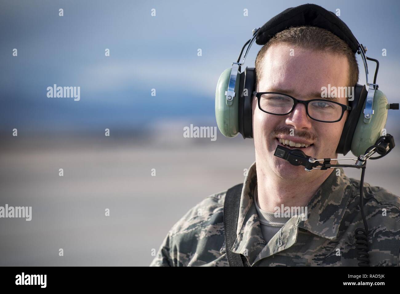 Il personale Sgt. David Vance, 74a manutenzione aeromobili unità di carico di armi-team chief, sorride mentre si è in attesa di rispondere ad un A-10C Thunderbolt II con un 'stuck gun' durante la Green Flag-West 17-03, 23 gennaio, 2017, presso la Base Aerea Militare di Nellis Nev. Armi aviatori abilitata forza congiunta della formazione durante le due settimane di esercizio dal carico di armi, getti di ispezione e manutenzione di sistemi di munizioni. Alcuni live di munizioni incluso il contrassegno 82 e 84 per impieghi generali, bombe ad alto esplosivo incendiarie 30mm manche e la 500 libbra GBU-12 Paveway II laser-bomba guidata. Foto Stock