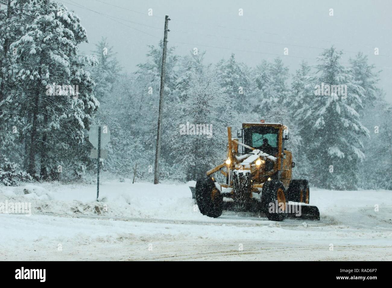 Una pesante-operatore dell' attrezzatura con il Fort McCoy rimozione neve contraente, Kaiyuh Services LLC di Anchorage in Alaska, aziona un classificatore per spostare la neve gen. 9, 2017 a Fort McCoy. Kaiyuh divenne il Fort McCoy motivi e spazzaneve contraente nel settembre 2016. Foto Stock