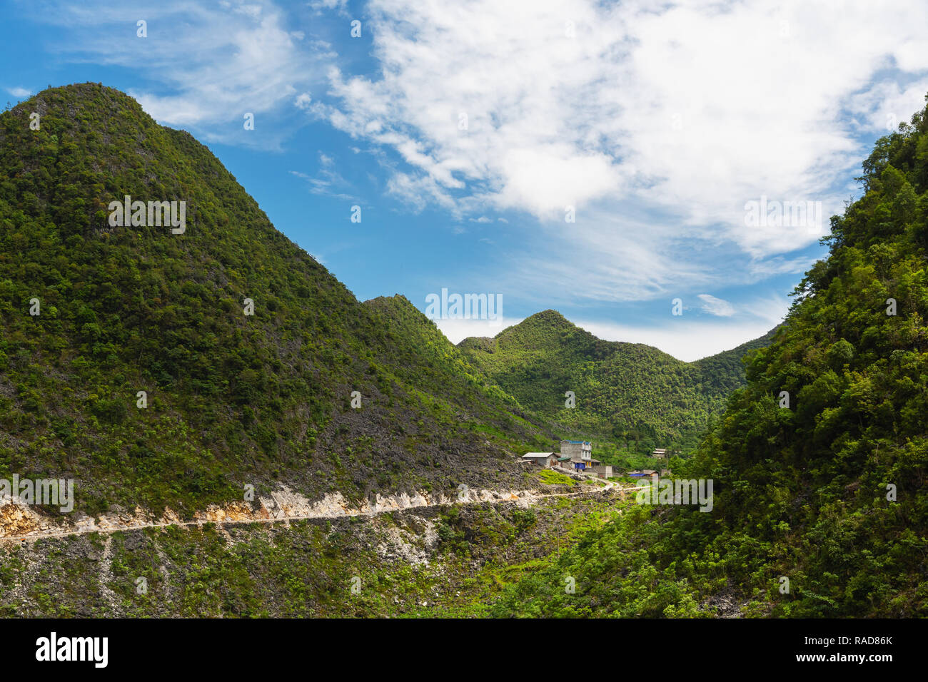 Cliffside road e piccolo villaggio in Ha Giang Loop, Ha Giang Provincia, Vietnam Asia Foto Stock