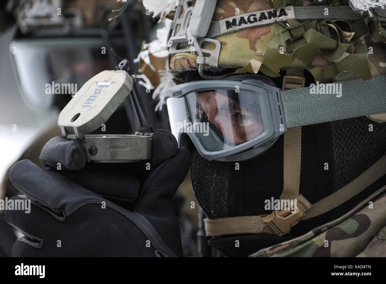 Un paracadutista statunitense, assegnato alla sede centrale e sede società, 2° Battaglione, 503rd Reggimento di Fanteria, 173rd Brigata Aerea, utilizza una bussola per impostare un sistema di Malta al settimo Esercito di formazione del comando di Grafenwoehr Area Formazione, Germania, gennaio 28, 2017. Il 173rd Brigata aerea è l'U.S. Dell'esercito di risposta di emergenza forza in Europa, fornendo la rapida distribuzione delle forze per gli Stati Uniti Esercito in Europa, Africa e comando centrale aree di responsabilità entro 18 ore. La Brigata treni regolarmente al fianco di alleati e partner della NATO di costruire relazioni più solide e rafforzare l alleanza. Foto Stock