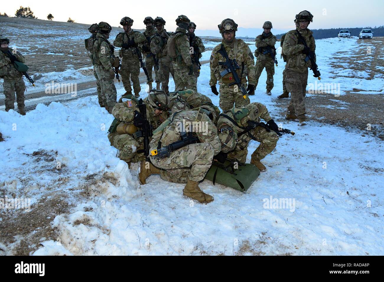 Stati Uniti Paracadutisti dell'esercito dalla brigata 173rd battaglione di supporto, 173rd Brigata Aerea, condurre una simulazione di incidente trasportare a bordo di un aereo sloveno vigore Eurocopter H3-72, durante un incidente esercitazione di evacuazione durante l'esercizio Lipizzaner III in Pocek, Slovenia, Gennaio 28, 2017. Lipizzani è una squadra combinata di formazione a livello esercizio in preparazione per il plotone, di valutazione e di convalida del battaglione a livello di procedure di distribuzione. Foto Stock