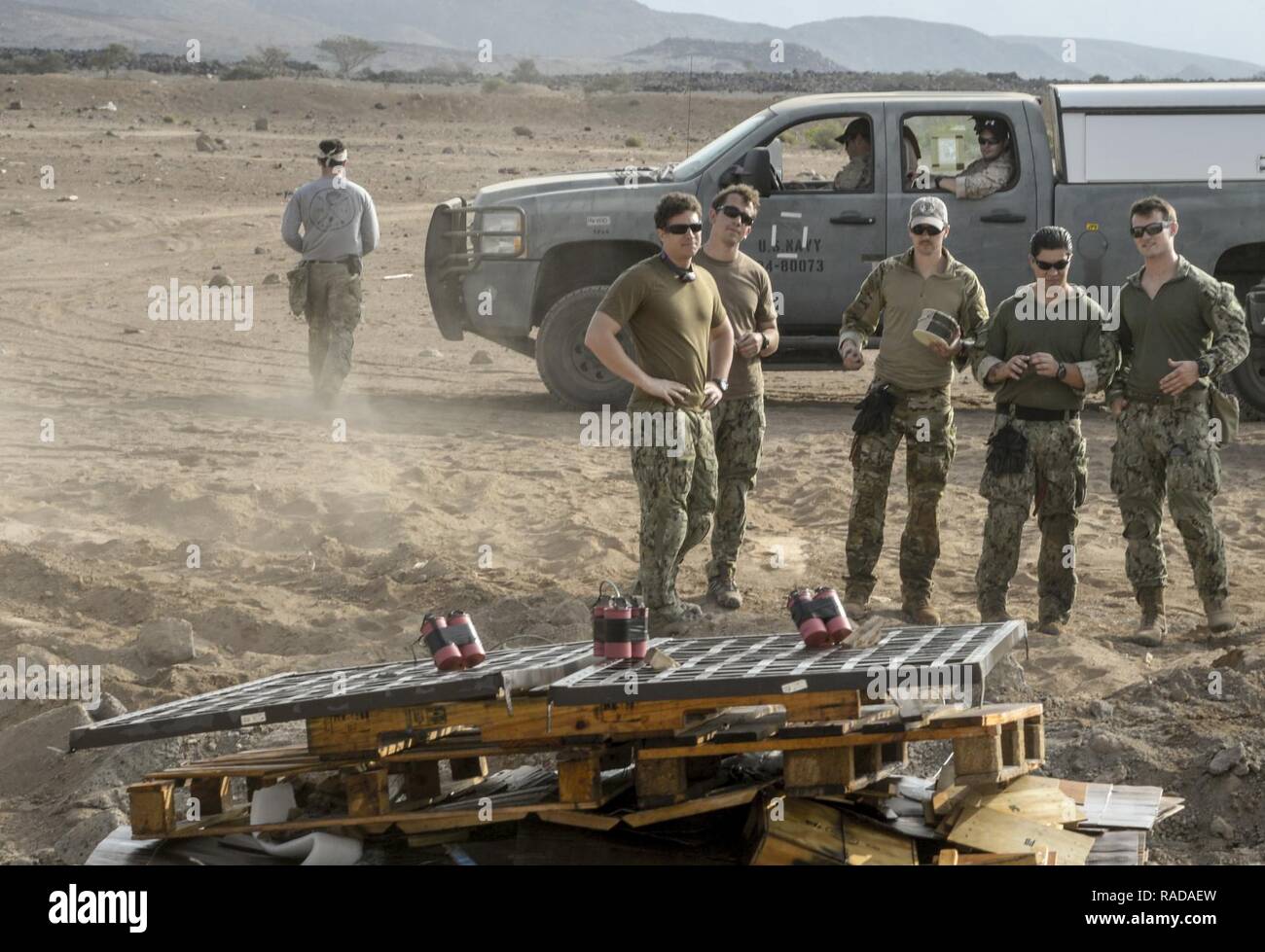 Stati Uniti Navy l'eliminazione degli ordigni esplosivi tecnici che lavorano con Combined Joint Task Force-Horn dell Africa impostare thermite dispositivi su uno stock di scaduto e munizioni inesplosi di incenerire in modo sicuro ad Arta Plage, Gibuti, Gennaio 30, 2017. Thermite è una composizione delle polveri di metallo e di combustibili che possono raggiungere temperature superiori a 4.000 gradi Fahrenheit. Foto Stock