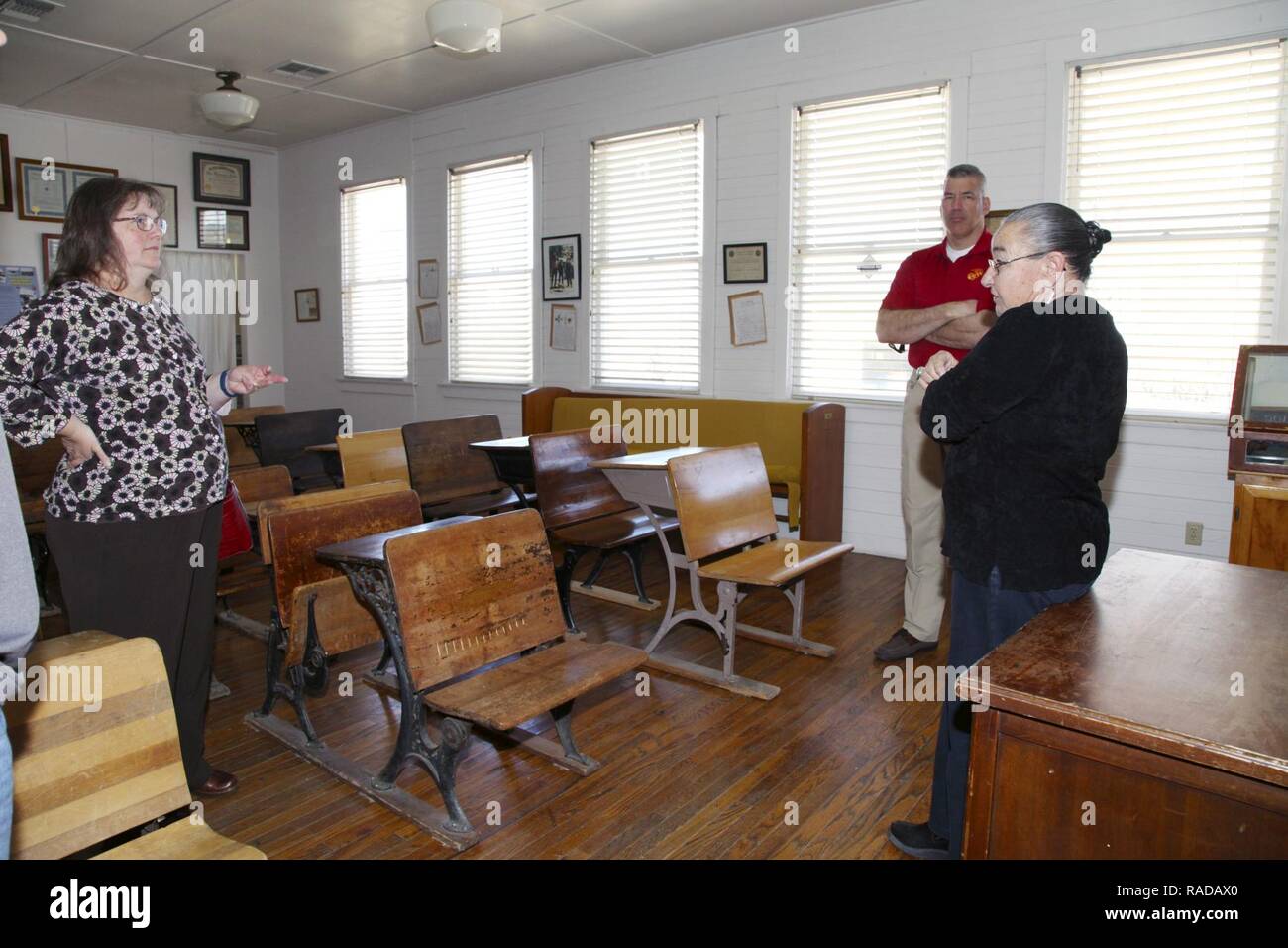 Vicki Mullen, a sinistra e a Briga. Gen. William F. Mullen III, centro di combattimento comandante generale, parlare con ventinove Palms storica società di volontariato Rimmington Pat di storia locale durante un tour del vecchio Schoolhouse Museum di ventinove Palms, California, Gennaio 31, 2017. Il generale e sua moglie hanno visitato la struttura con Sgt. Il Mag. Michael J. Hendges, centro di combattimento Sergente Maggiore; Cpl. Ben Mills, driver; Jim Ricker, centro di combattimento assistente capo del personale per il governo e gli affari esterni; e Kristina Becker, combattere Centro Affari esterni Direttore. Foto Stock