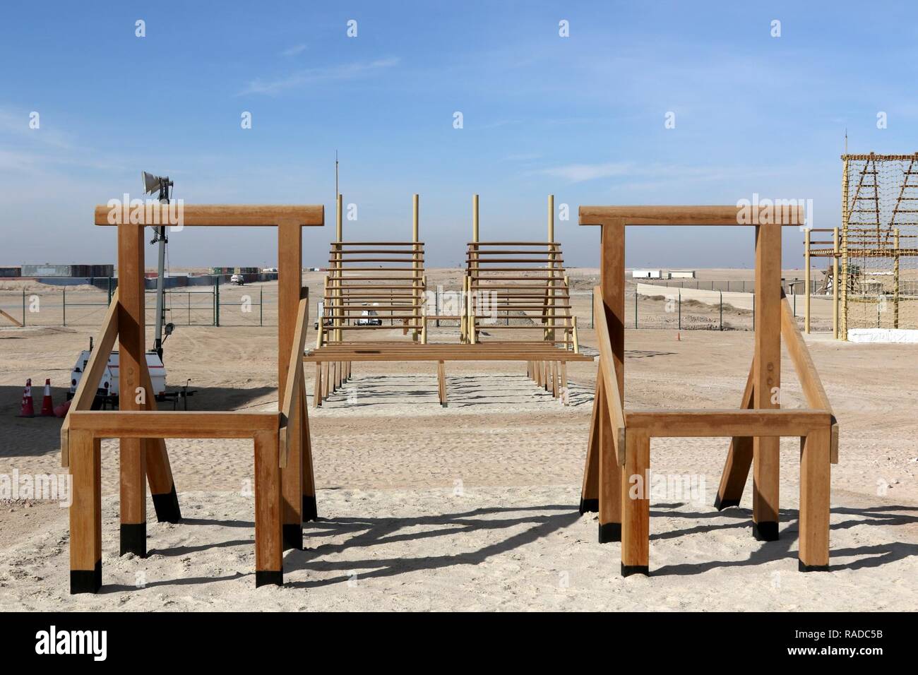 Operazioni chiave, pianificazione, formazione e sicurezza personale dalla U.S. Centrale dell'esercito ha visitato il nuovo Camp Buehring Air Assault Course a Camp Buehring, Kuwait, 25 gennaio, 2017. La Air Assault Course è uno dei migliori air assault corsi nell'esercito secondo Sgt. 1. Classe Tim Nungester, l'air assault scuola sottufficiale in carica. La visita è stata una delle ultime ispezioni a prendere posto prima che il primo corso previsto per aprile 3-14. Foto Stock