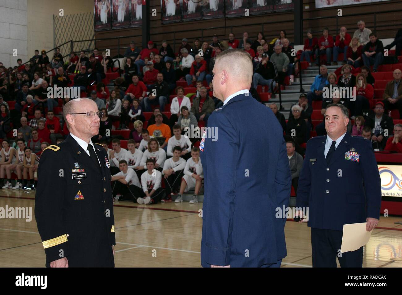 Di recente promosso Col. Justin Wagner, Iowa Air National Guard (centro) sorge presso l'attenzione come la sua promozione gli ordini al colonnello vengono lette. Sono inoltre presenti il Brig. Gen. Steve Warnstadt, Iowa l esercito nazionale Guard (sinistra) e Col. Joe Ascherl, Iowa Air National Guard. Wagner, Harlan scuole comunitarie sovrintendente, serve anche come capo del personale per la pianificazione congiunta Gruppo, Iowa Guardia Nazionale. Foto Stock