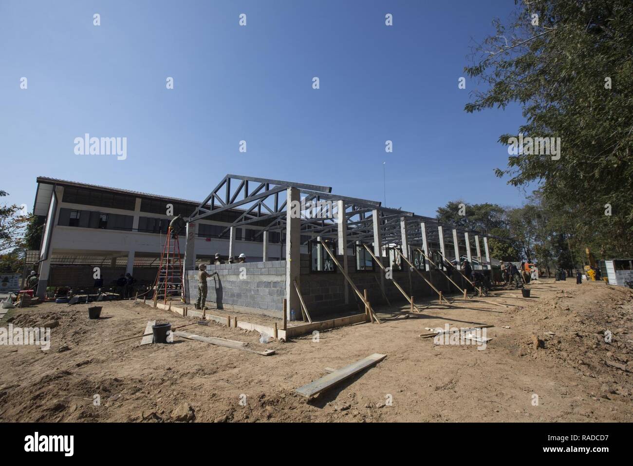 I membri del servizio da parte degli Stati Uniti, Regno di Tailandia e Singapore costruire una classe nel divieto di Nong Mi, Buri Ram Provincia, Regno di Thailandia durante l'esercizio Cobra Gold, 1 febbraio 2017. Cobra Oro 17 mantiene una coerenza di concentrarsi sugli aiuti umanitari azione civica (HCA), impegno nella comunità, medici e le attività svolte durante l'esercizio per supportare le esigenze e gli interessi umanitari delle popolazioni civili attorno alla regione. Foto Stock