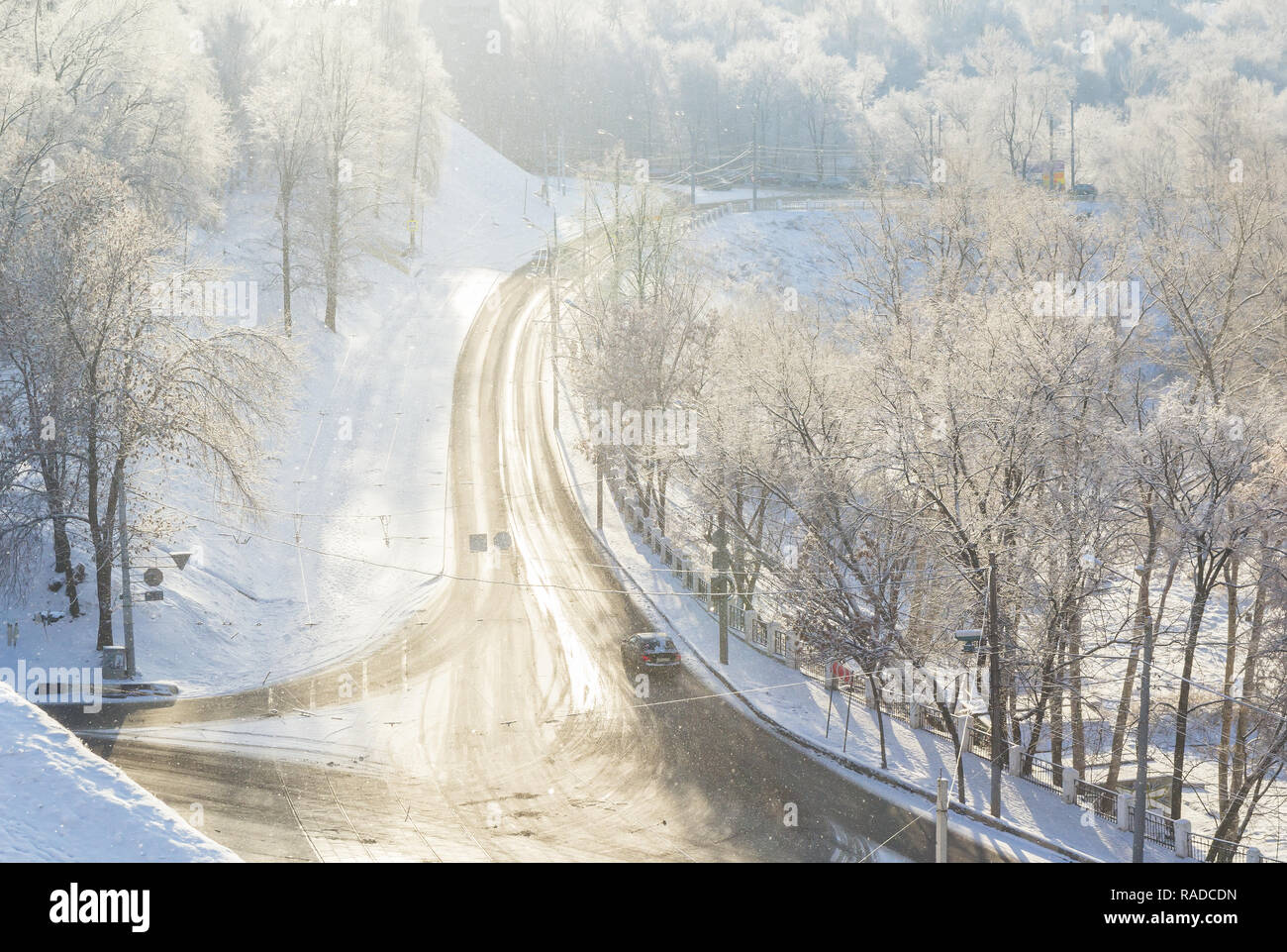 Inverno strada illuminata dal sole a Nizhny Novgorod, Russia Foto Stock