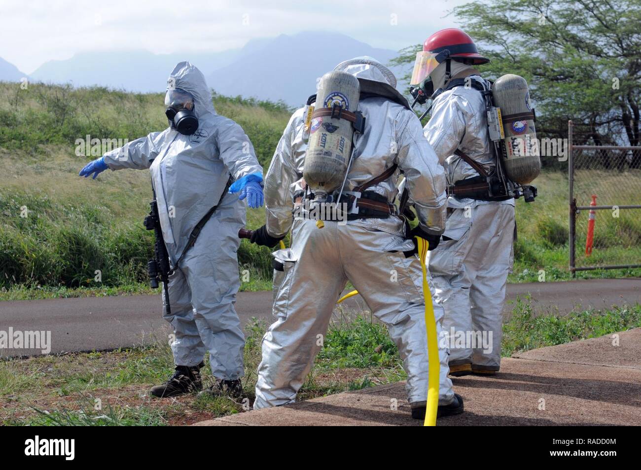 Maui la polizia e i Vigili del Fuoco di simulare le procedure di decontaminazione dopo la cancellazione di una simulazione di laboratorio chimico durante un mondo reale esercizio all'Aeroporto di Kahului in un esercizio congiunto con Hawaii National la Guardia Civil Support Team a Maui, Hawaii, gennaio 31, 2017. Il 93CST risponde per assistere i primi responder nella identificazione chimica, biologica, radioattiva e pericoli nucleari durante il Kai Malu O Hawaii esercitare sulla contea di Maui. Foto Stock