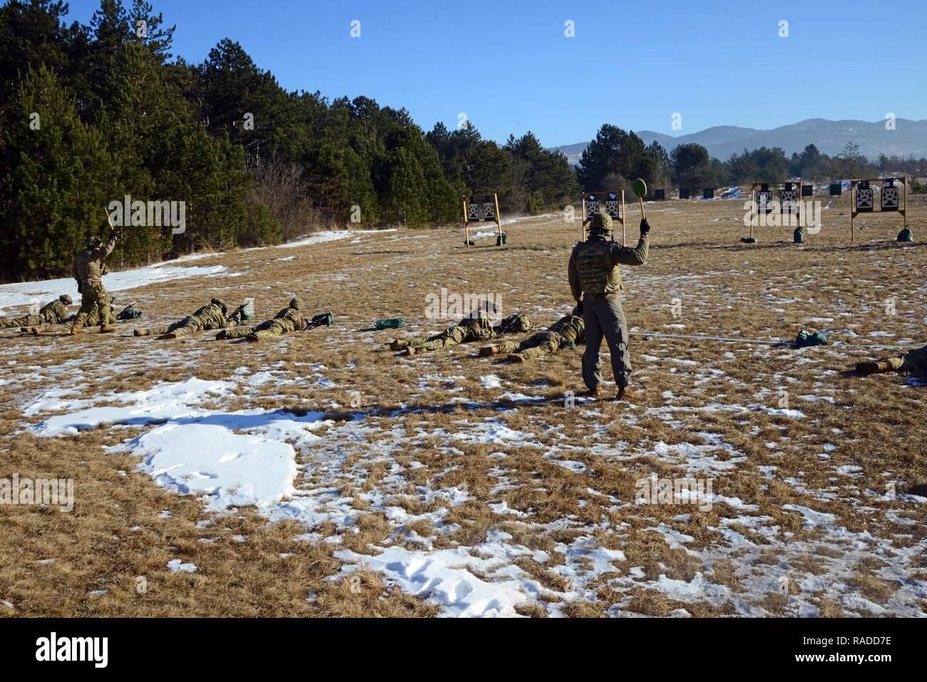 Stati Uniti Paracadutisti dell'esercito dalla brigata 173rd battaglione di supporto, 173rd Airborne Brigade qualificarsi con loro M4 carbine fucili a canna rigata durante l'esercizio Lipizzaner III in Bac, Slovenia, il 24 gennaio, 2017. Lipizzani è una squadra combinata di formazione a livello esercizio in preparazione per il plotone, di valutazione e di convalida del battaglione a livello di procedure di distribuzione. Foto Stock