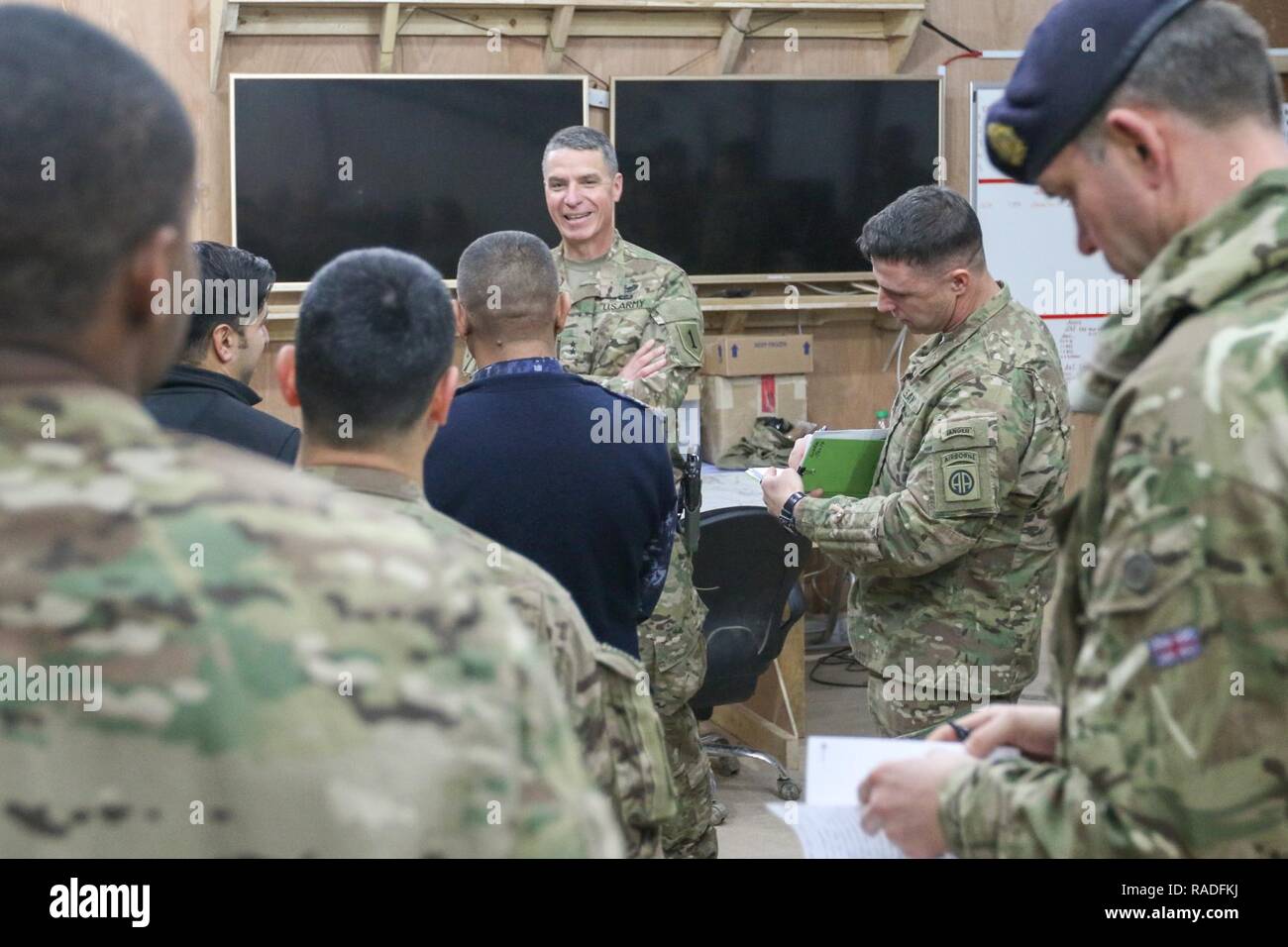 Il Mag. Gen. Giuseppe M. Martin, comandante generale, combinate forze congiunte terra Command-Operation componente intrinseca e risolvere la prima divisione di fanteria, visite una coalizione e le forze irachene' Joint Operations Centre al Qayyarah West Airfield, Iraq, Gennaio 26, 2017. Coalizione e forze dei partner occupato Qayyarah Aviosuperficie Ovest per fornire una base di sosta per l'ISF come essi conducono le operazioni per riacquisire Mosul da ISIL. CJFLCC è parte della Combined Joint Task Force-Operation inerenti risolvere la coalizione globale per sconfiggere ISIL in Iraq e la Siria. Foto Stock