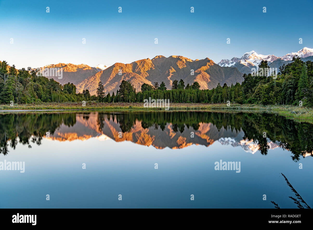 Lo specchio di riflessione nel lago Matheson, Nuova Zelanda Foto Stock