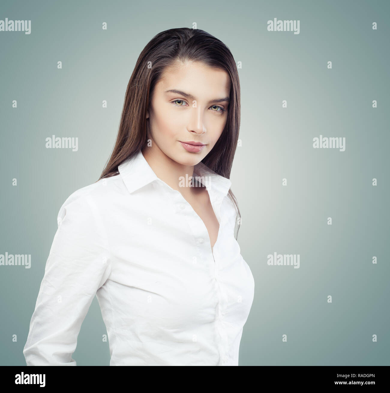 Fiducioso business donna in maglia bianca ritratto Foto Stock