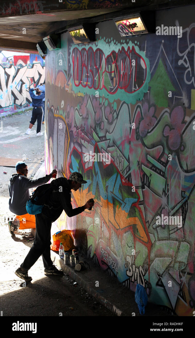 Leake Street London/Inghilterra - Marzo 07 2015 artisti di graffiti sul lavoro Foto Stock