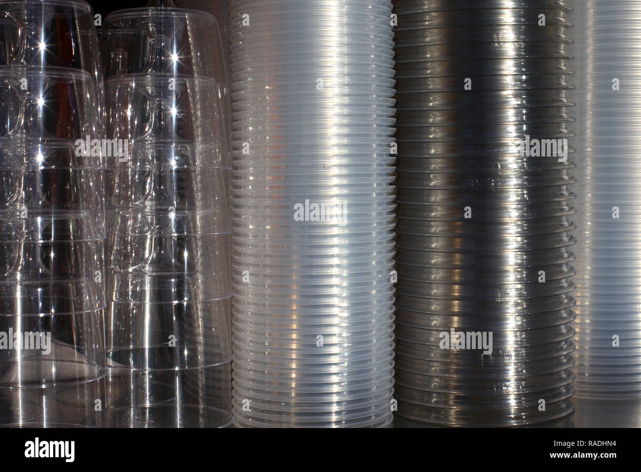 Close up foto di pile di bicchieri di plastica e bicchieri a stallo bevande Foto Stock