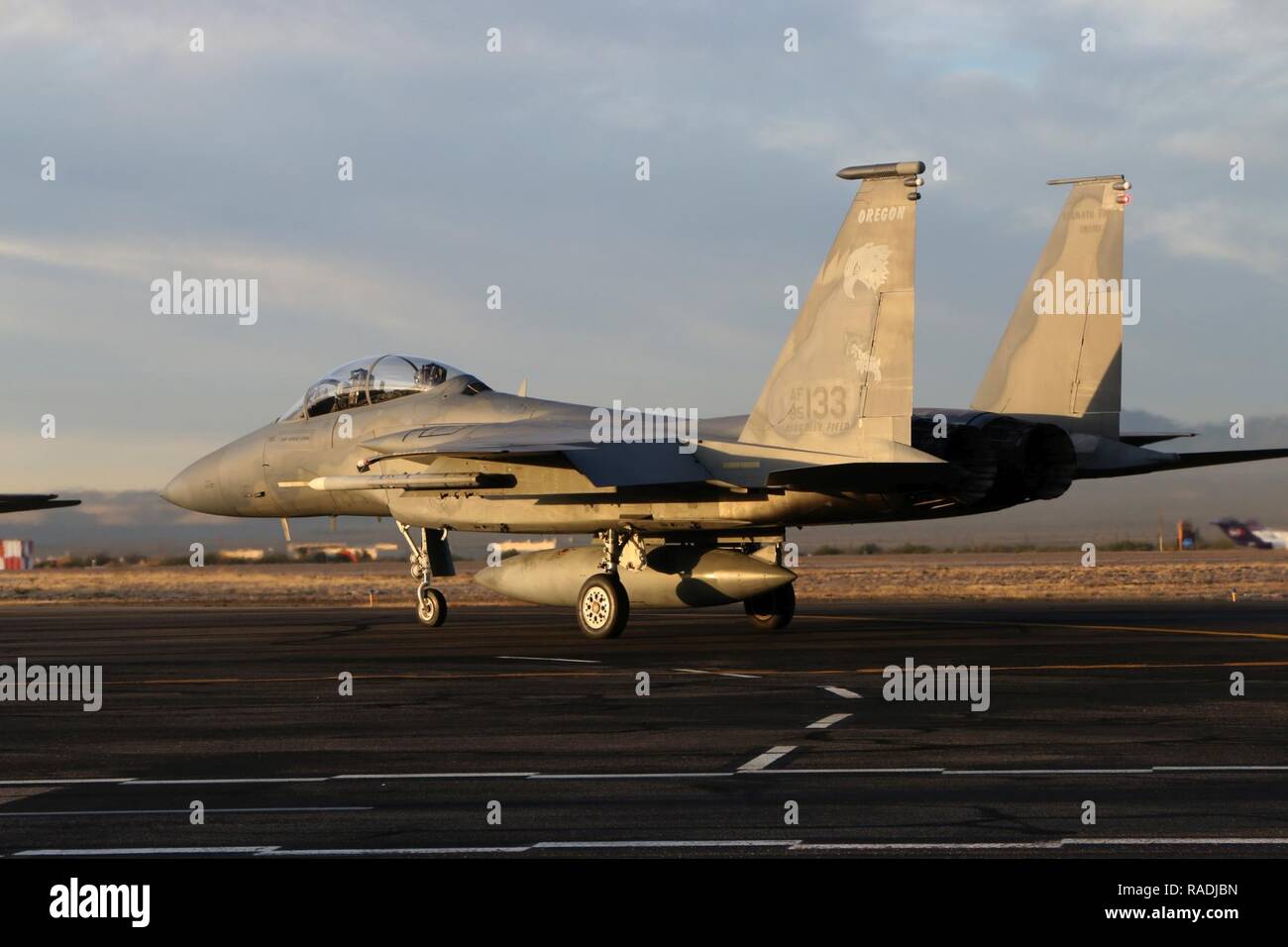 Un U.S. Air Force F-15 Eagle dal 173rd Fighter Wing, Oregon Air National Guard, taxi per la pista in preparazione per un volo di formazione a Tucson, Arizona, Gennaio 12, 2017. Il 173rd Fighter Wing hanno trascorso due settimane di formazione con la 162ala, Airzona Air National Guard, battenti dissimile Air Combat training con i loro F-16s. Foto Stock