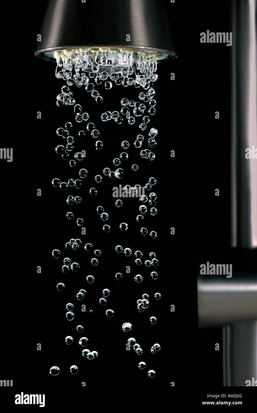 L'acqua scende al di fuori di un rubinetto - immagini ad alta velocità Foto Stock