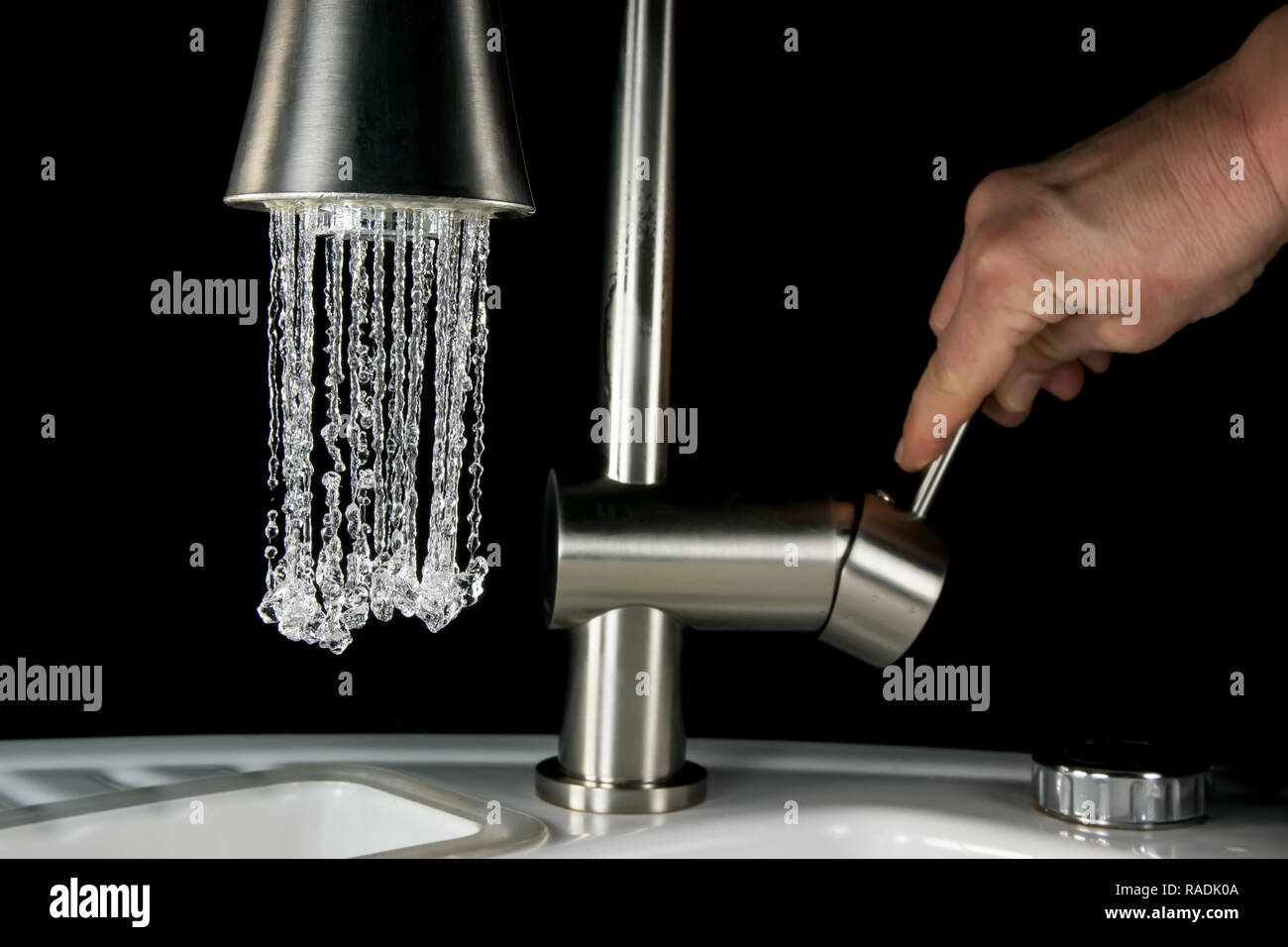 Immagini ad alta velocità di acqua che esce un rubinetto Foto Stock