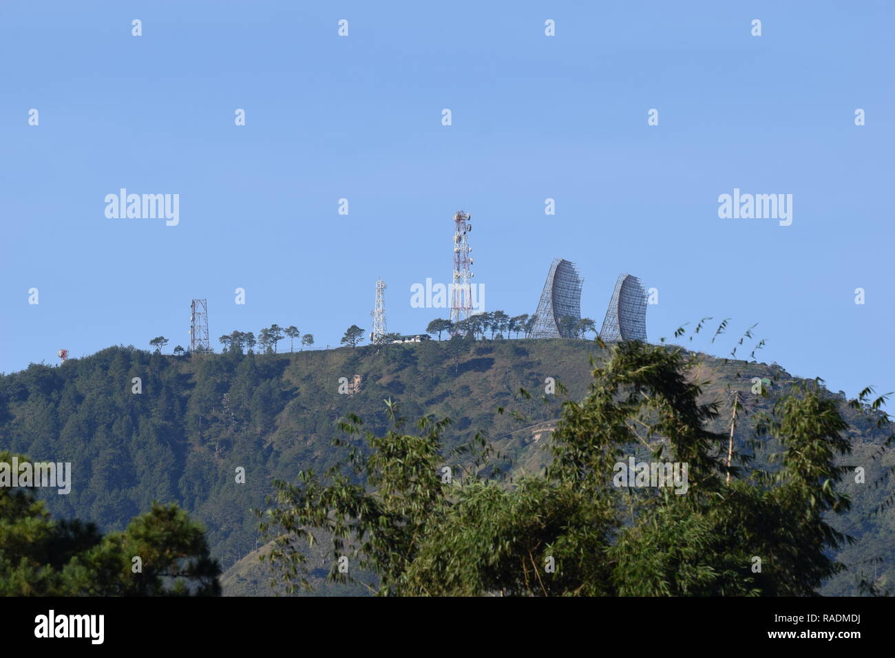 La comunicazione e la diffusione delle attrezzature montate sulla sommità del monte Sto. Tomas nella tuba, Benguet, Filippine visto da diverse posizioni. Foto Stock