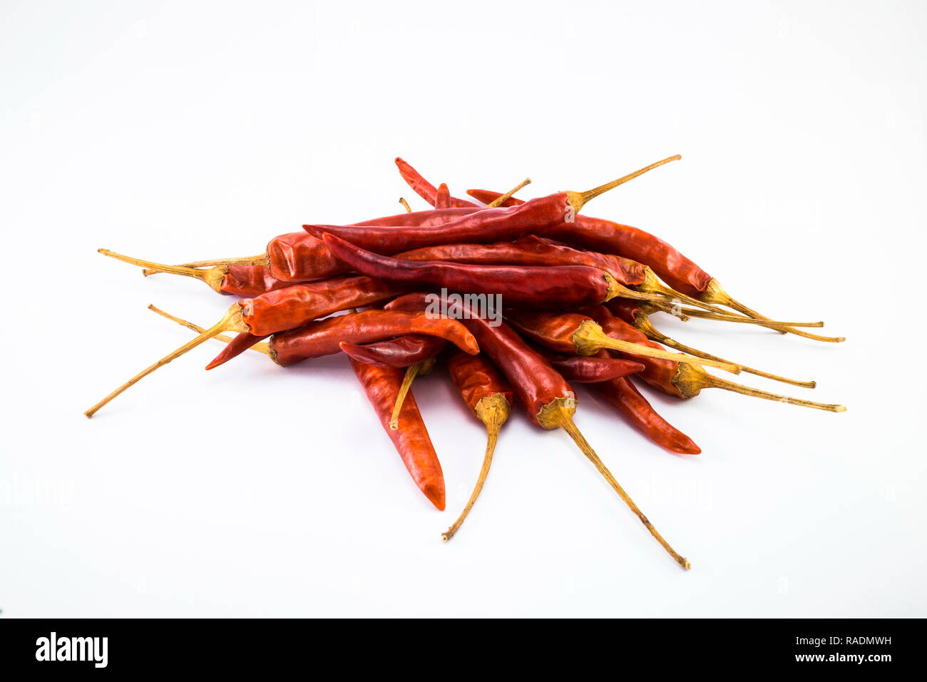 Secchi tutto il peperoncino rosso isolato su uno sfondo bianco Foto Stock