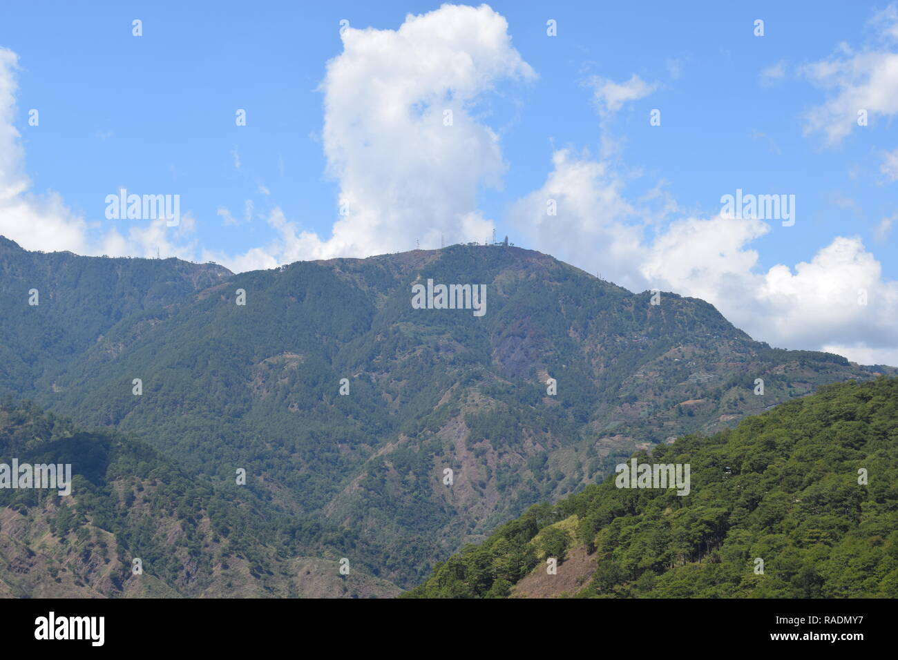 La comunicazione e la diffusione delle attrezzature montate sulla sommità del monte Sto. Tomas nella tuba, Benguet, Filippine visto da diverse posizioni. Foto Stock