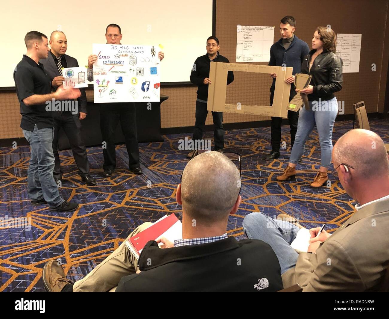 Stati Uniti Marines e marinai con seconda Marine Logistics Group idee di passo ad un pannello durante la prima innovazione Bootcamp a Jacksonville, N.C., Dec. 10-14, 2018. La settimana di formazione è stata facilitata da MD5: Difesa Innovazione accelerata e di una sicurezza nazionale la tecnologia Accelerator e 2° MLG leadership per promuovere il pensiero creativo e innovativo;. Il corso è incentrato sull'applicazione antropocentrico design, problema framing, Lean LaunchPad e Mission modello Canvas e minima vitale concetto di prodotto per risolvere la seconda MLG problemi. Foto Stock