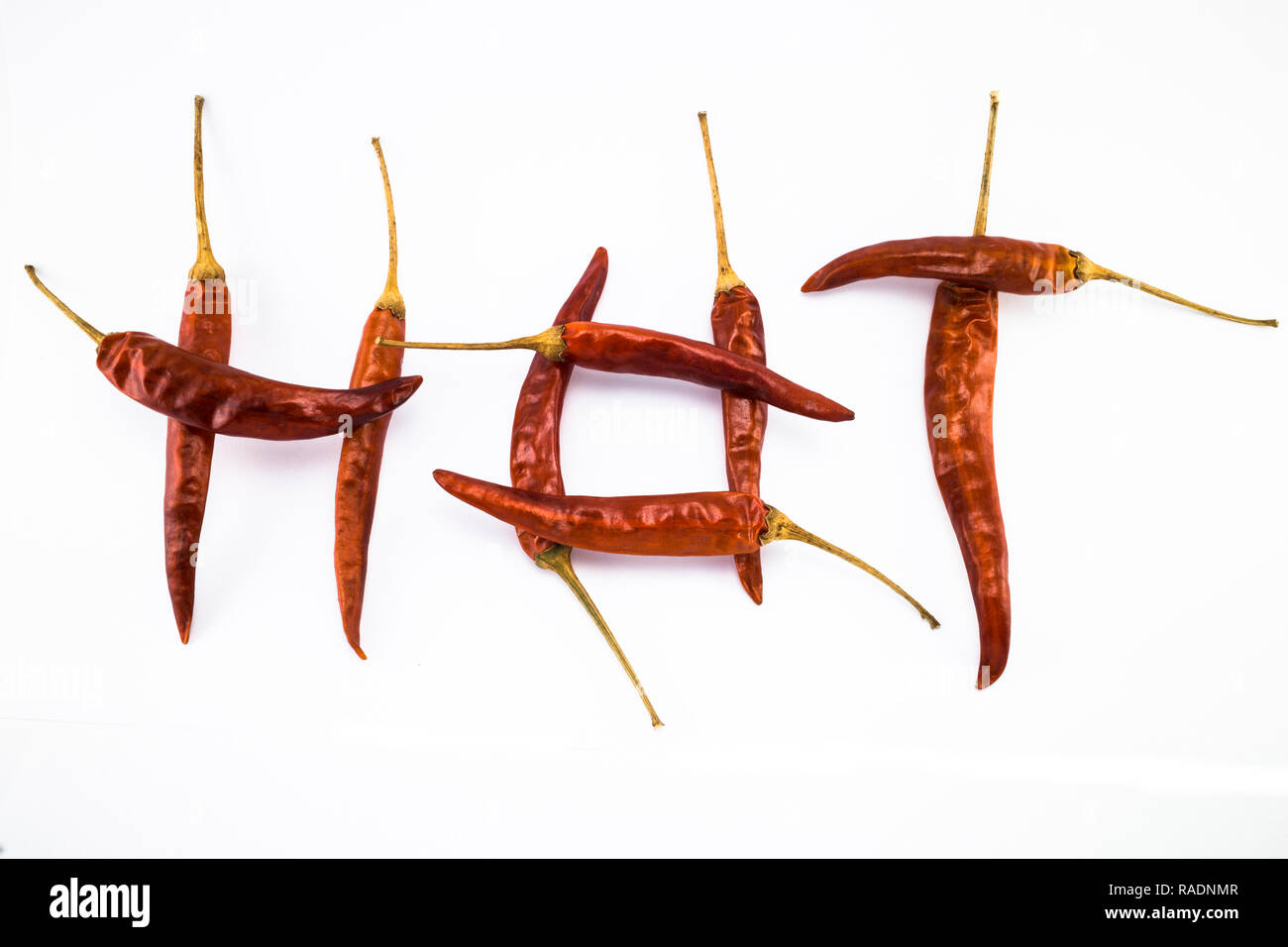 Secchi tutto il peperoncino rosso isolato su uno sfondo bianco Foto Stock