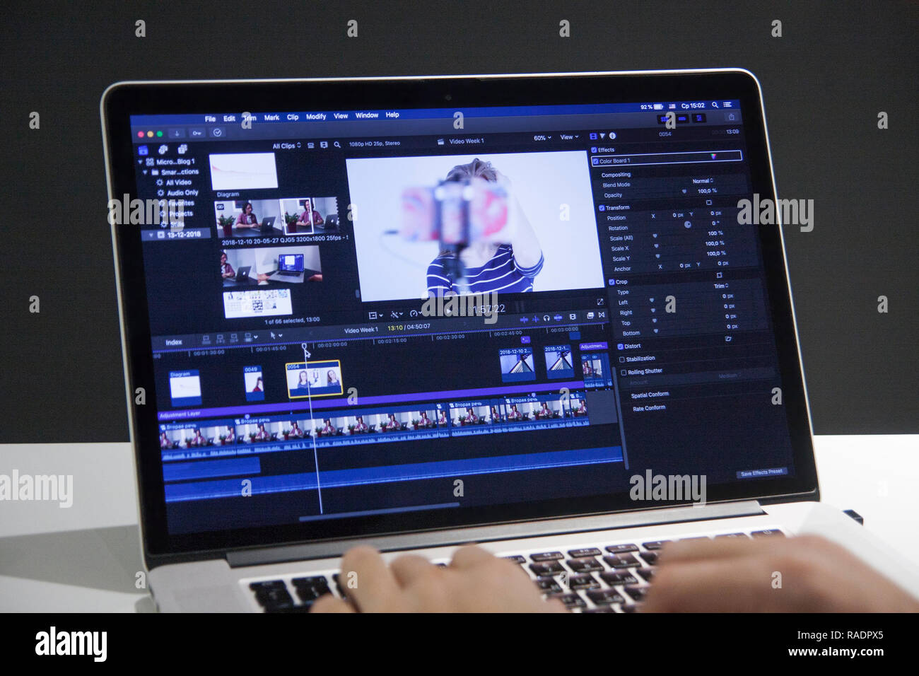 Editing di video con il computer portatile. Editor professionale aggiungendo effetti speciali o gradazione di colori le riprese per il film commerciali o filmato. L'uomo utilizzando software in com Foto Stock