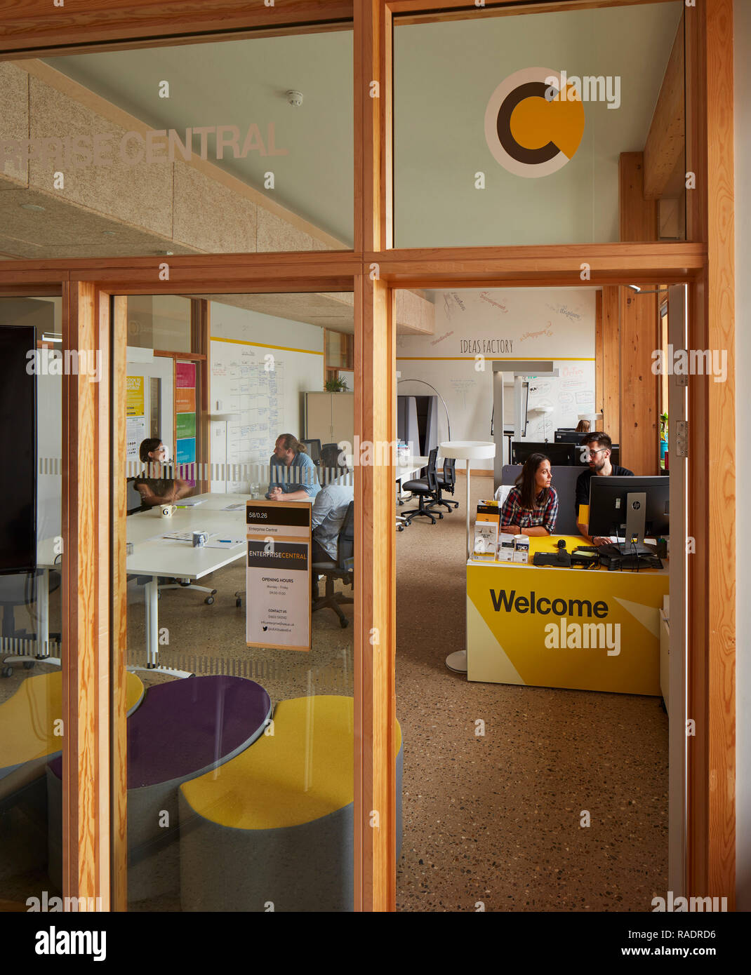 Spazio di Office in uso. Il centro aziendale UEA, Norwich, Regno Unito. Architetto: Architype Limited, 2015. Foto Stock