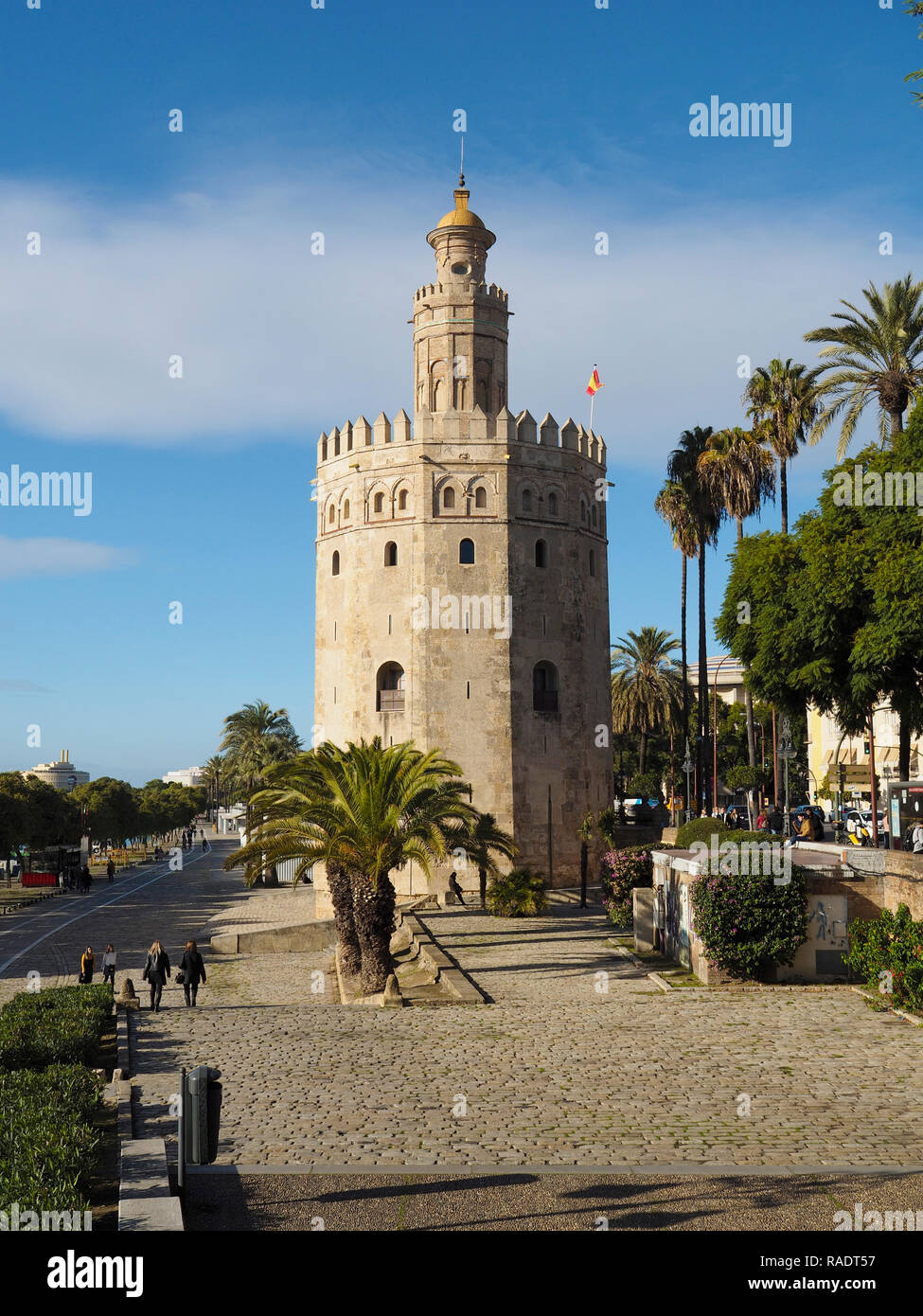 La Torre del Oro o golden tower sulla banca del fiume Guadalquivir, nel centro della città di Siviglia, in Andalusia, Spagna Foto Stock